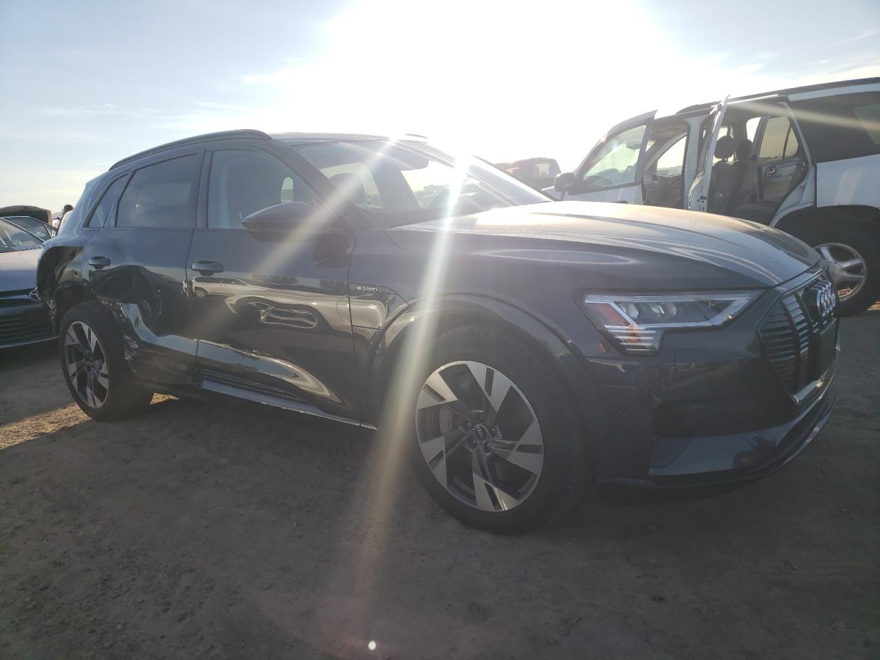 Photo 3 VIN: WA1AAAGE0NB002829 - AUDI E-TRON 