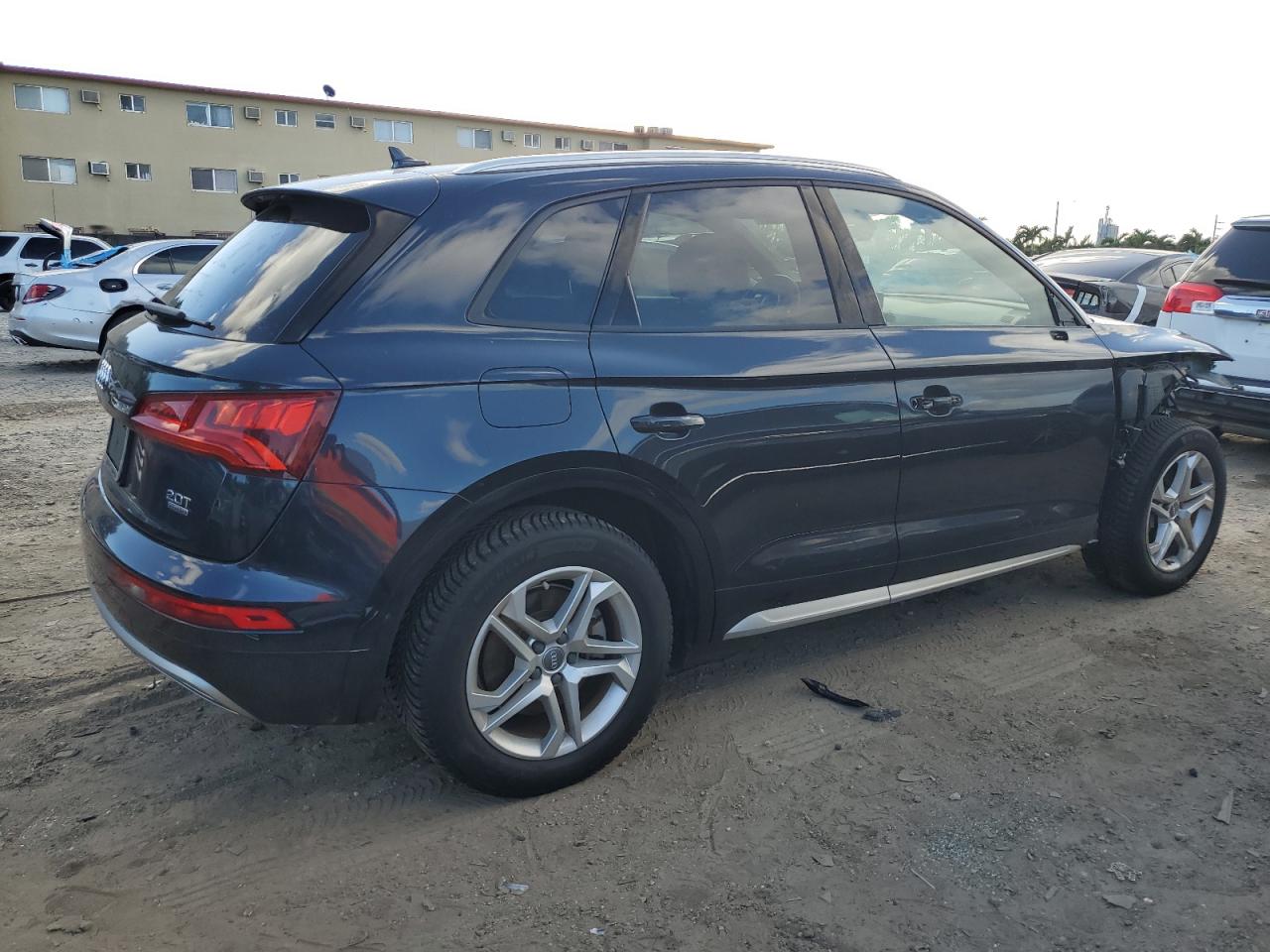 Photo 2 VIN: WA1ANAFY4J2137158 - AUDI Q5 