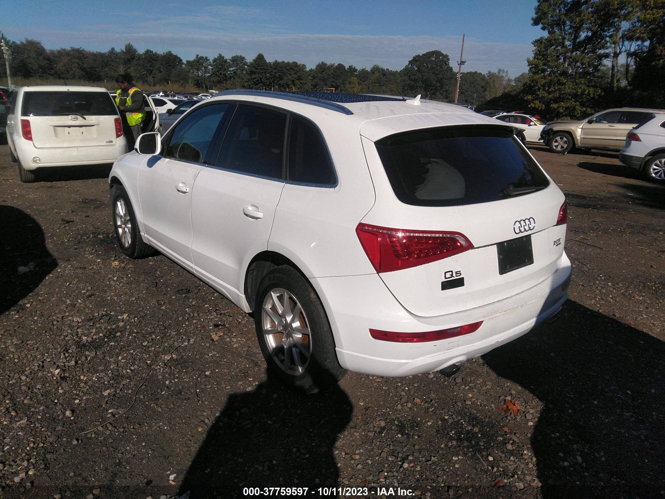 Photo 2 VIN: WA1CFAFP3CA002758 - AUDI Q5 