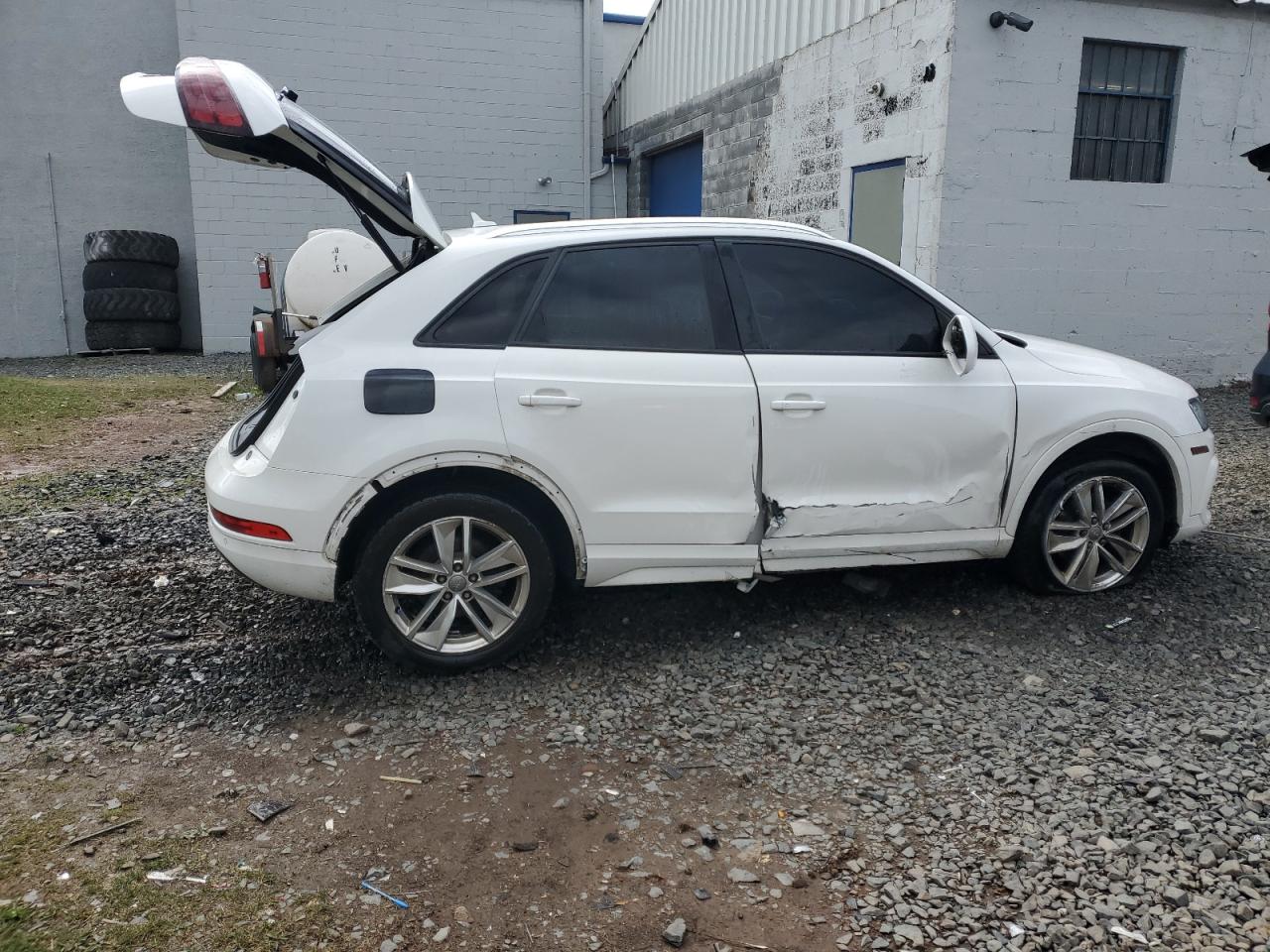 Photo 2 VIN: WA1ECCFS1HR008004 - AUDI Q3 