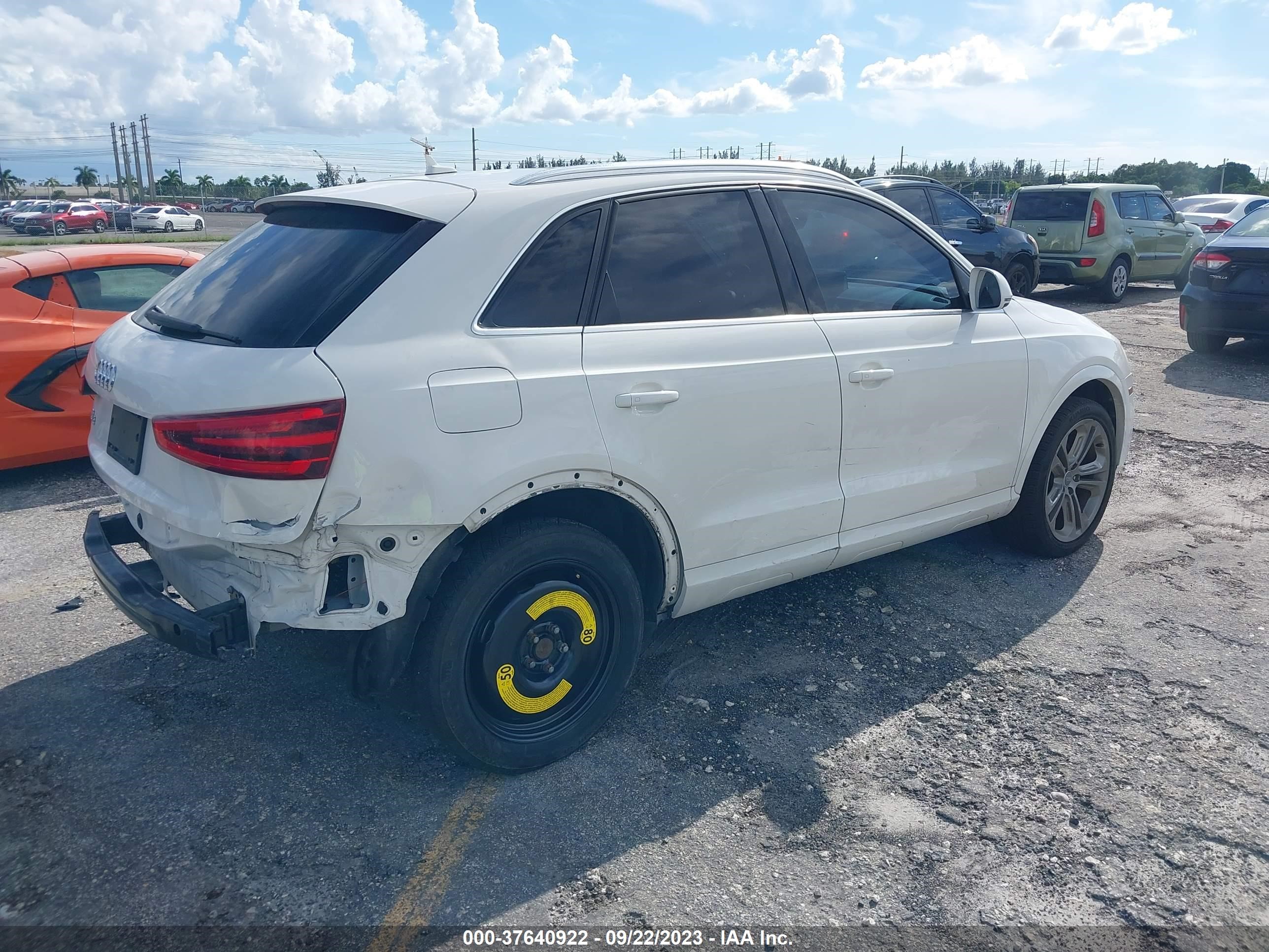 Photo 3 VIN: WA1FFCFS7FR013622 - AUDI Q3 