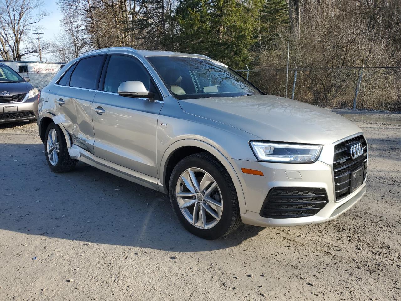 Photo 3 VIN: WA1JCCFS9JR010572 - AUDI Q3 