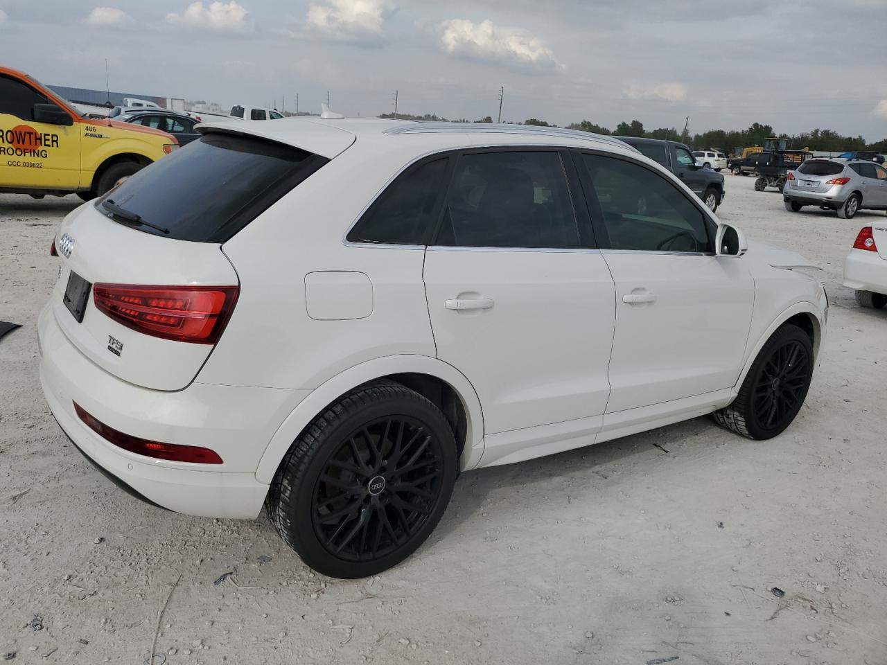 Photo 2 VIN: WA1JCCFSXJR032015 - AUDI Q3 