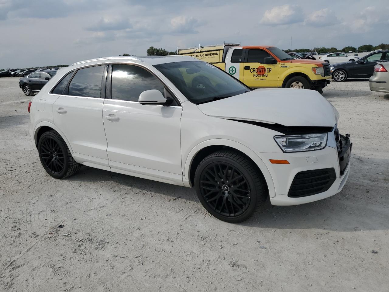 Photo 3 VIN: WA1JCCFSXJR032015 - AUDI Q3 