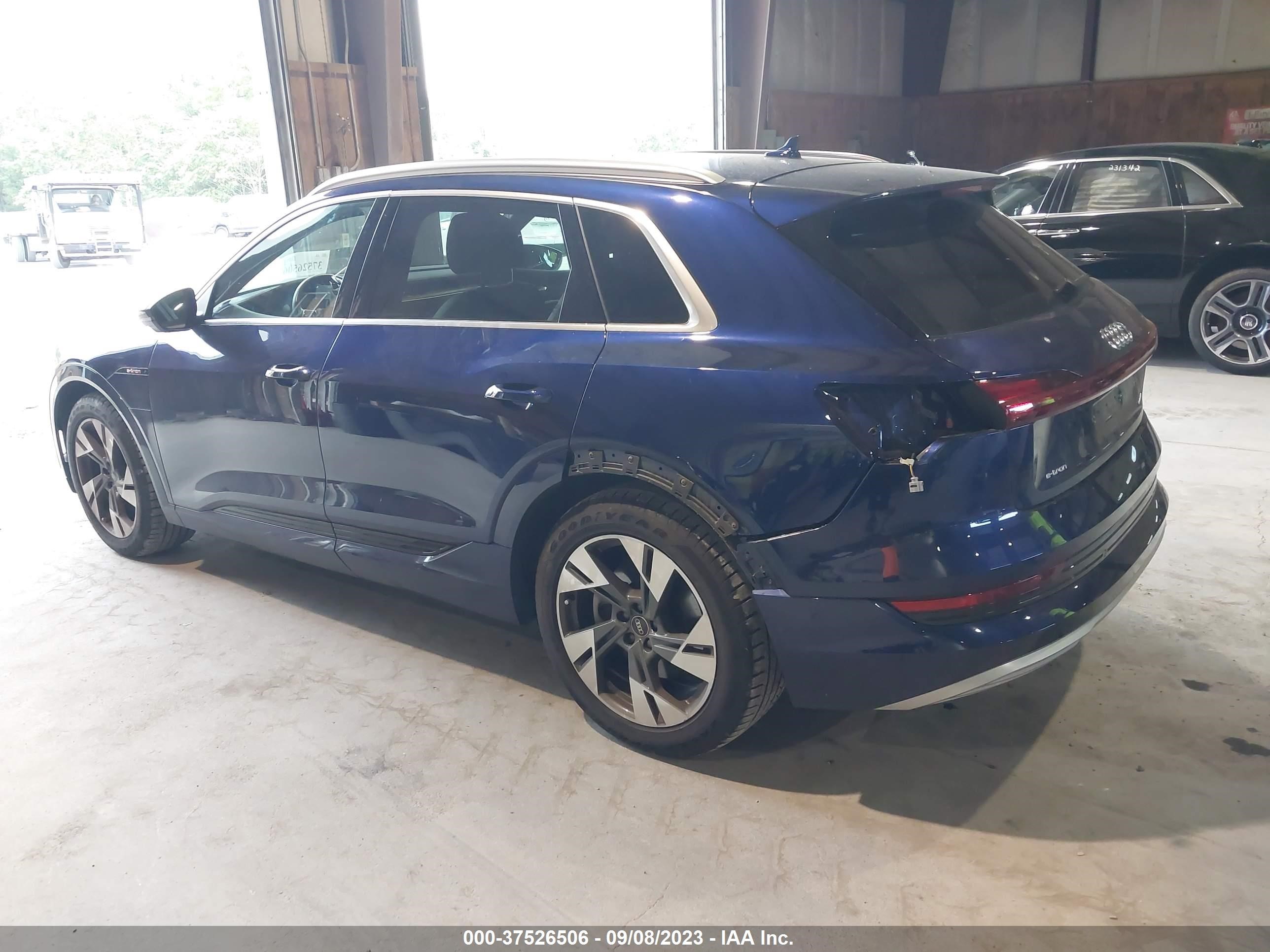 Photo 2 VIN: WA1LAAGE0NB011541 - AUDI E-TRON 