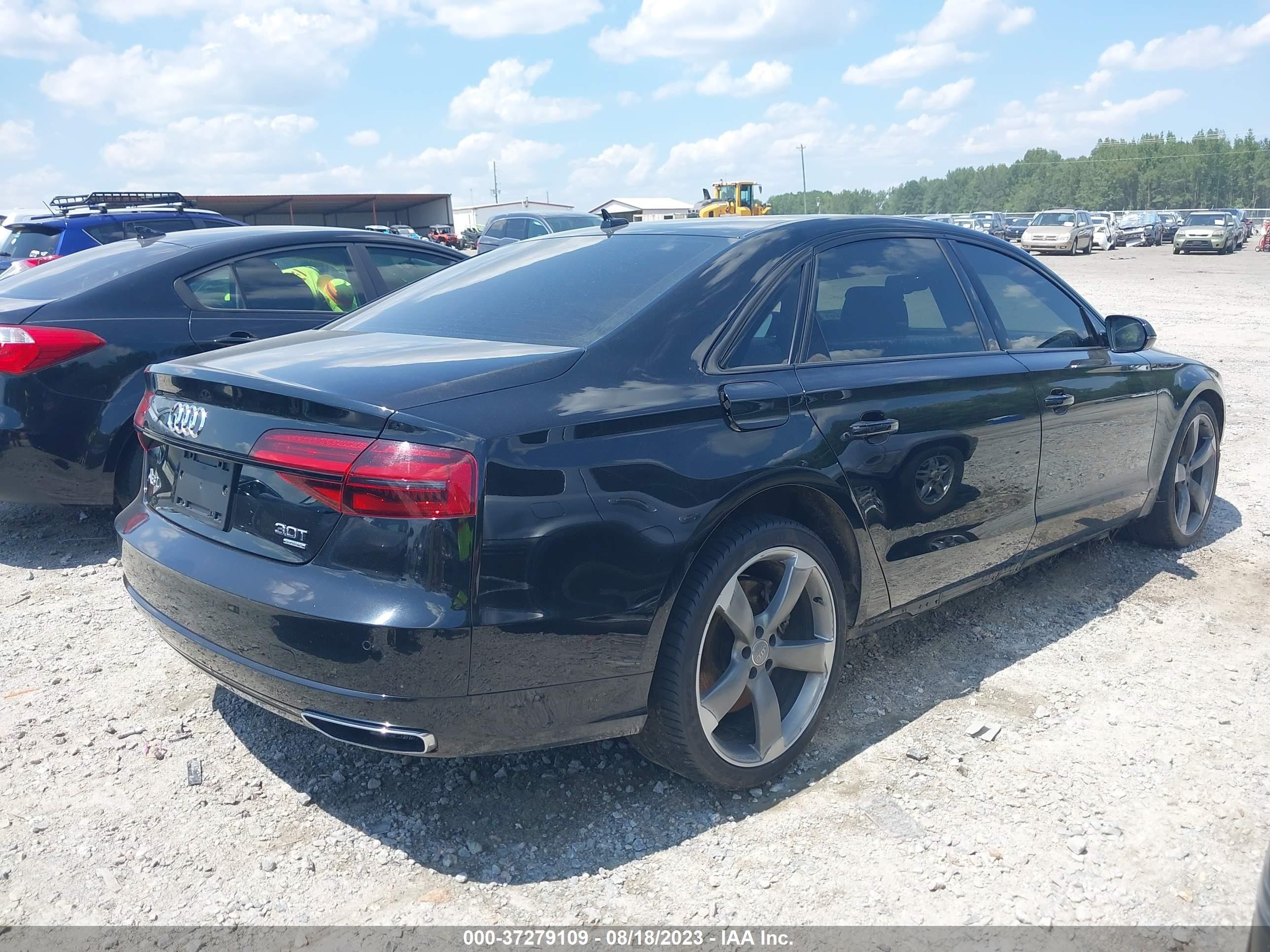 Photo 3 VIN: WAU44AFD8JN000562 - AUDI A8 