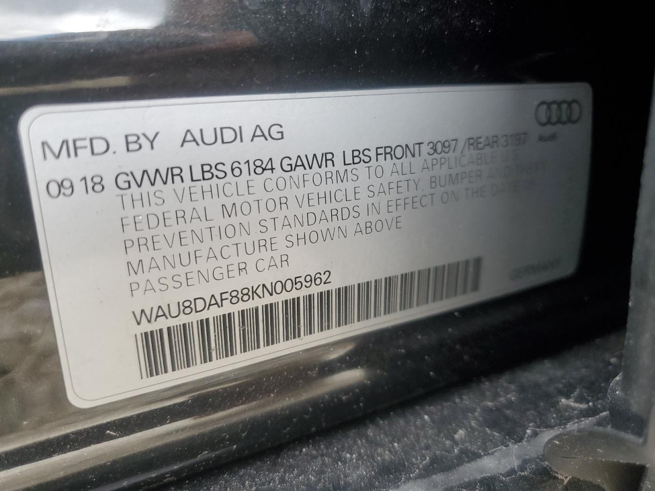 Photo 11 VIN: WAU8DAF88KN005962 - AUDI A8 