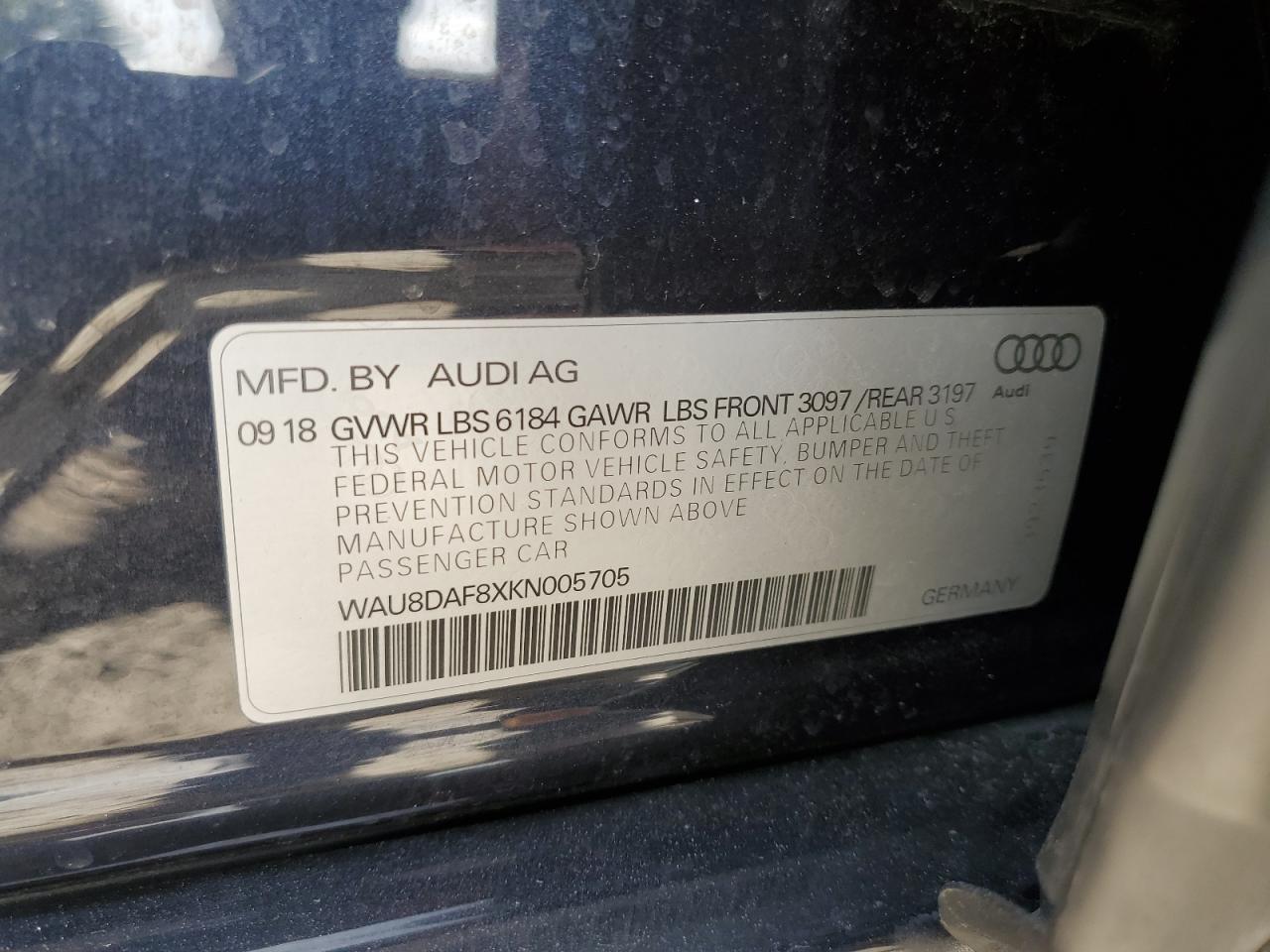 Photo 12 VIN: WAU8DAF8XKN005705 - AUDI A8 