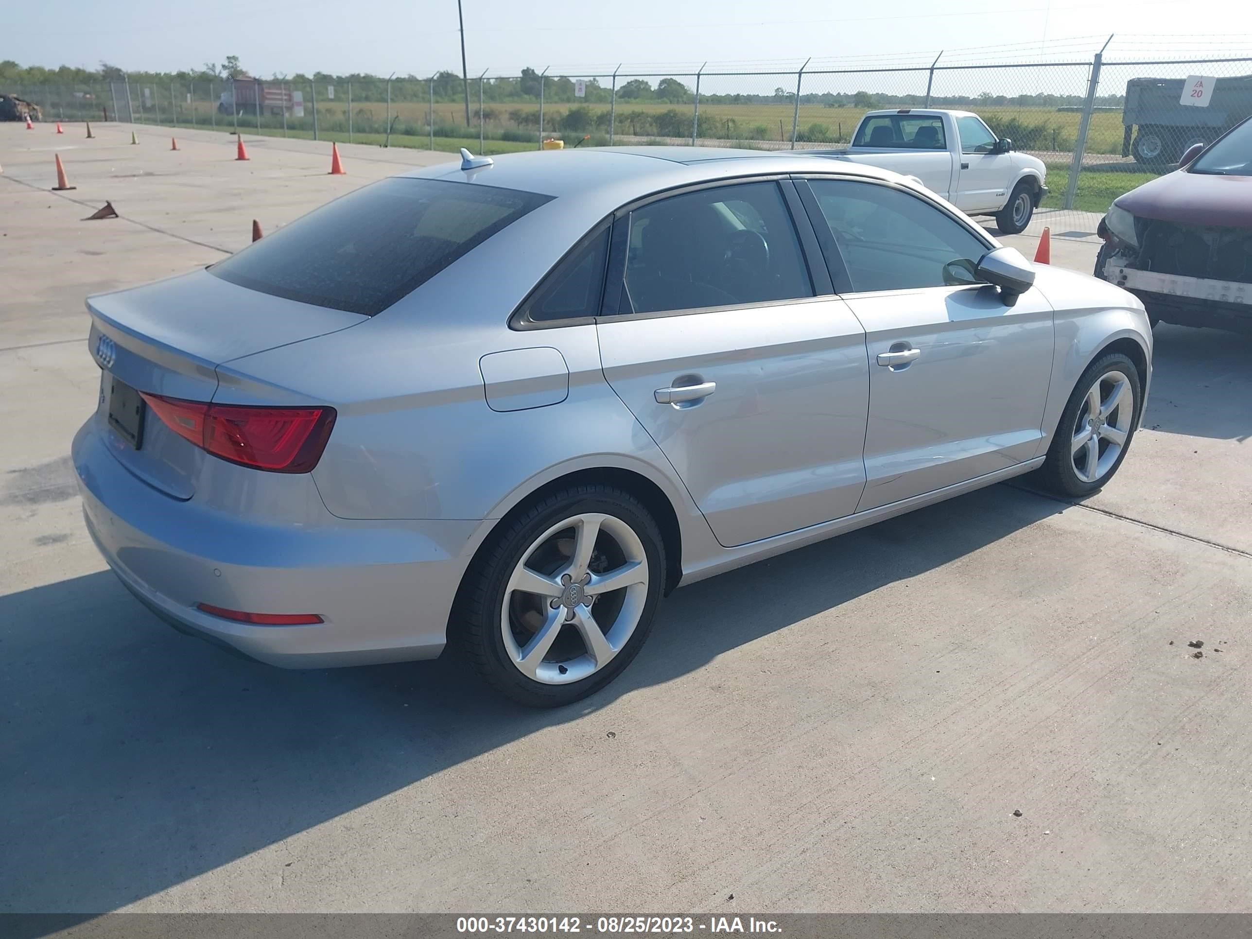 Photo 3 VIN: WAUA7GFF9G1112530 - AUDI A3 