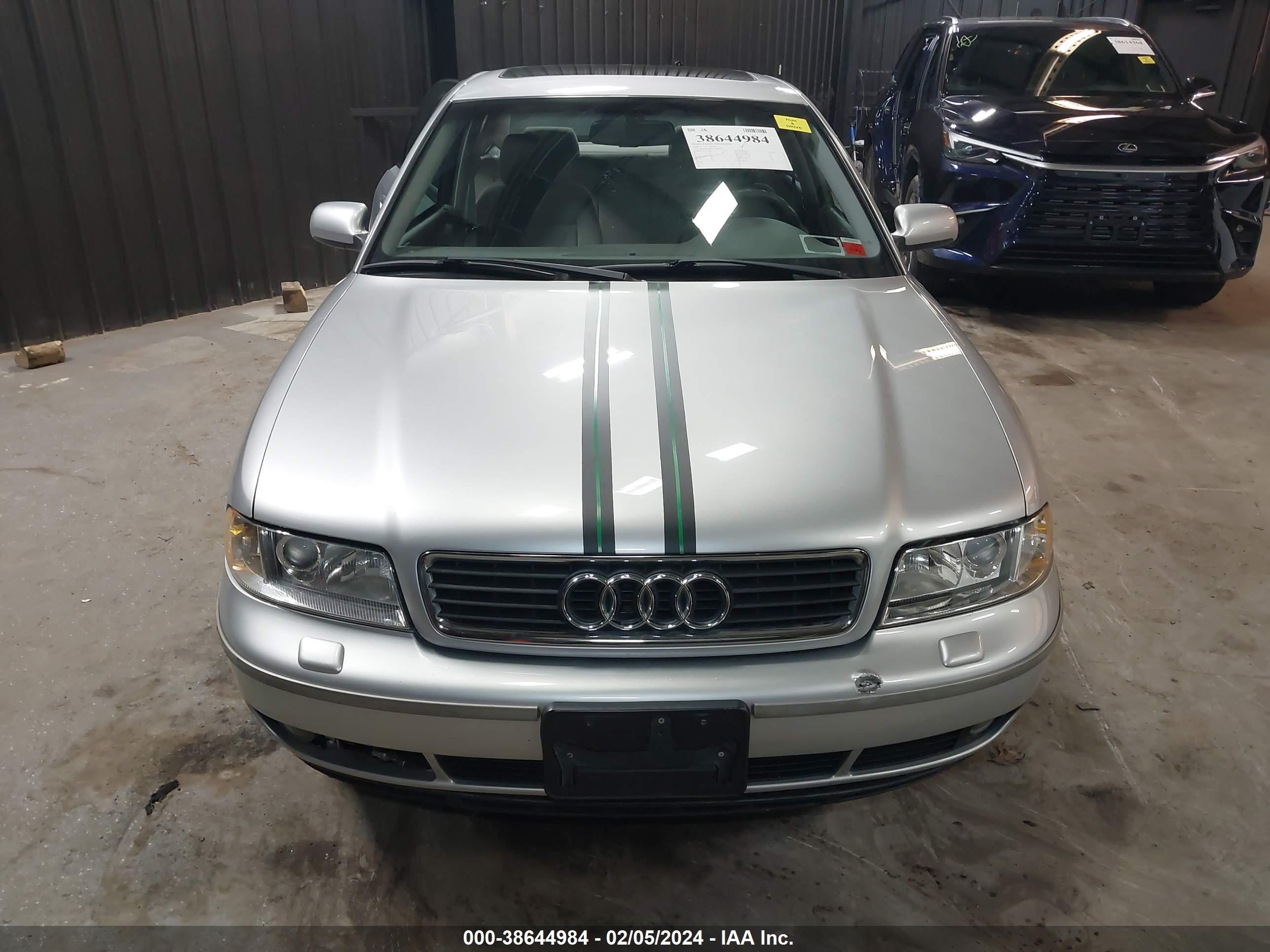 Photo 11 VIN: WAUAC28D6YA046028 - AUDI A4 