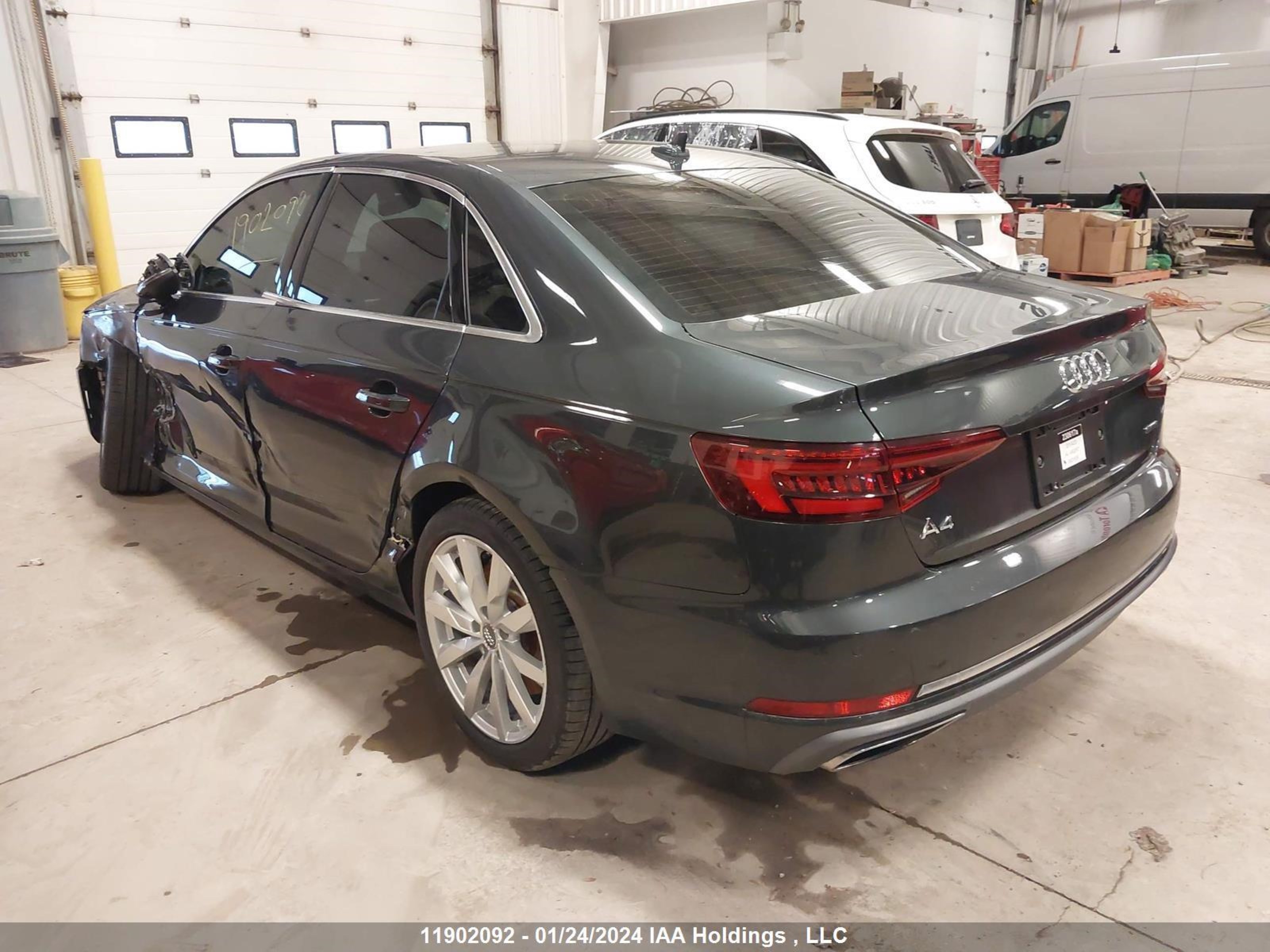 Photo 2 VIN: WAUANAF46KN002215 - AUDI A4 