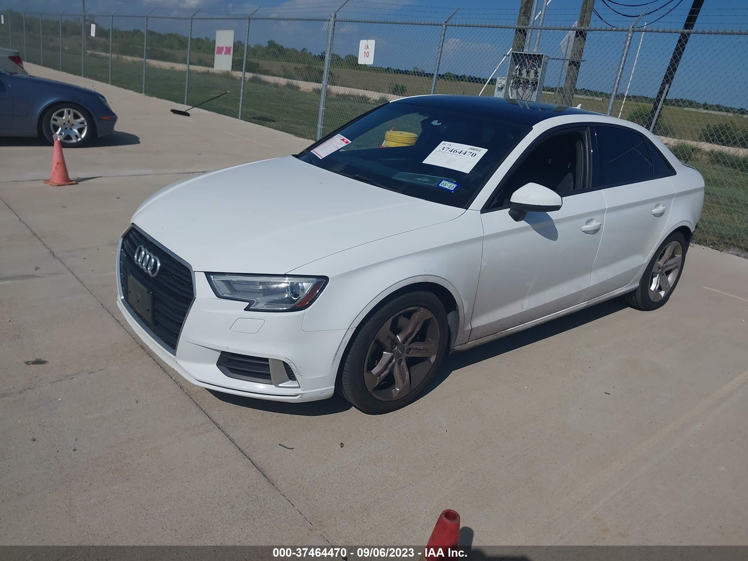 Photo 1 VIN: WAUAUGFF2H1027345 - AUDI A3 