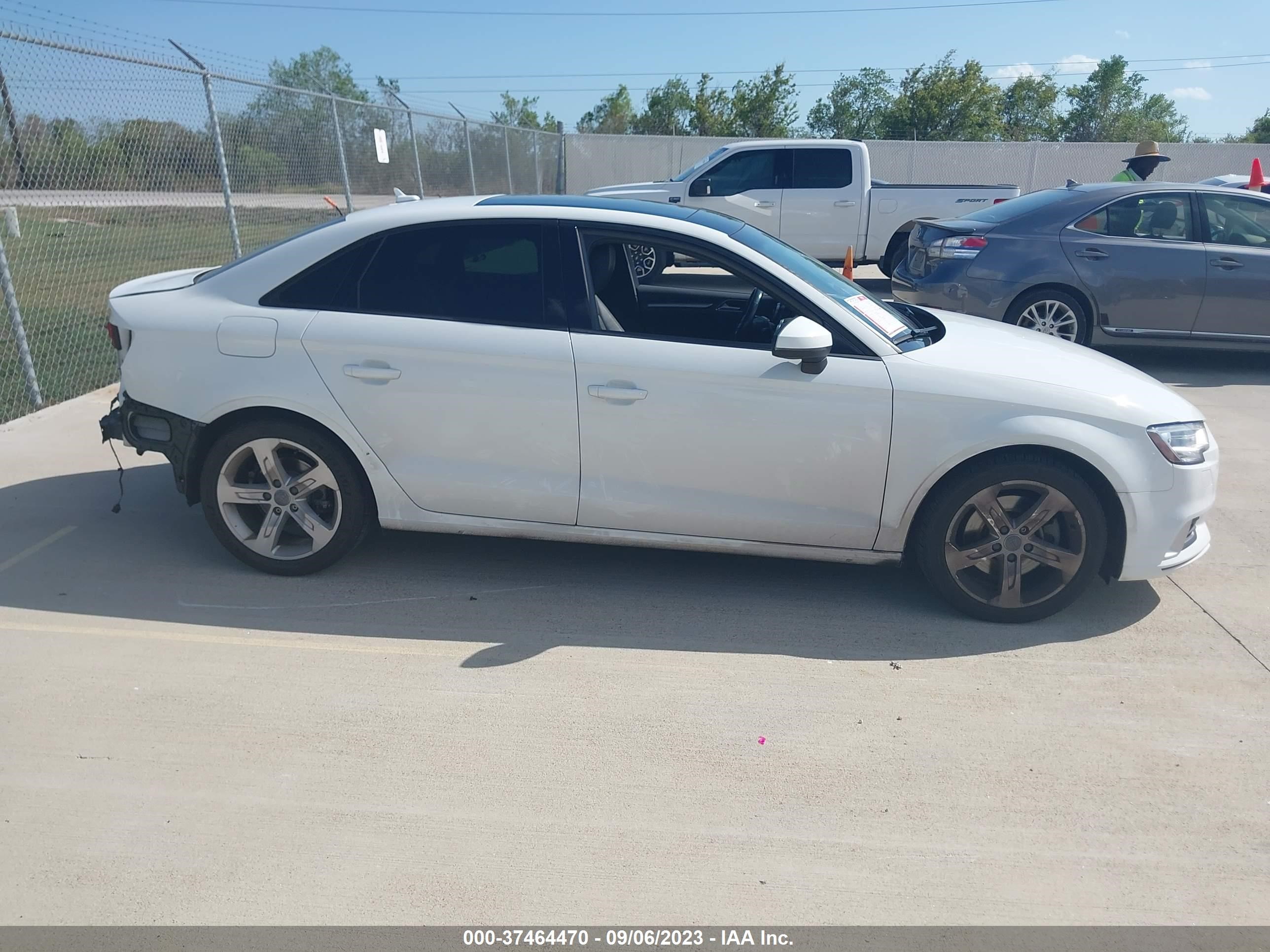 Photo 13 VIN: WAUAUGFF2H1027345 - AUDI A3 