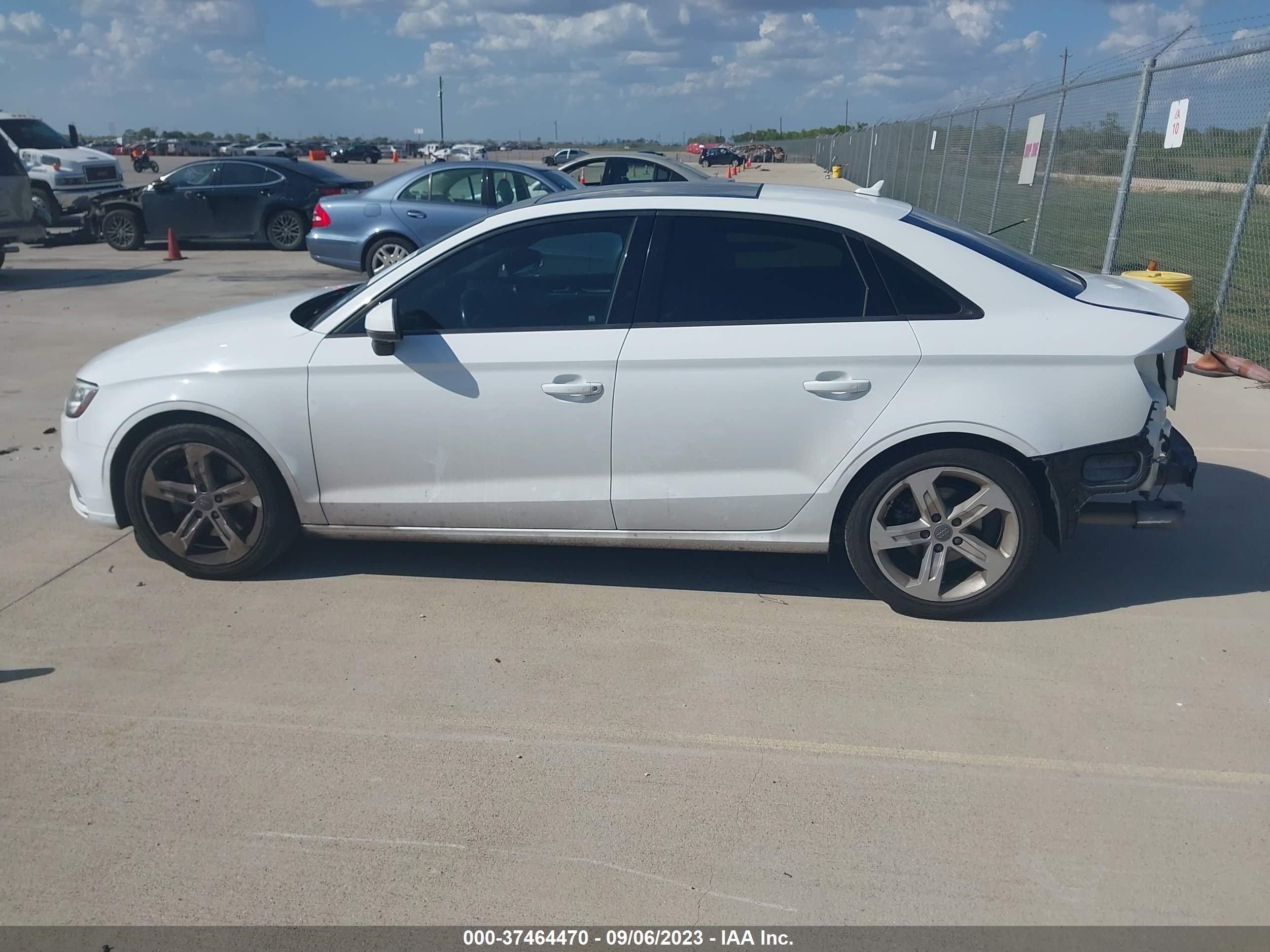 Photo 14 VIN: WAUAUGFF2H1027345 - AUDI A3 