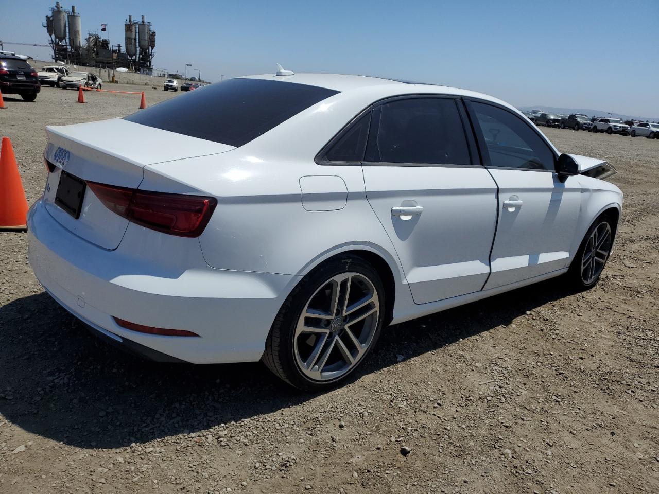 Photo 2 VIN: WAUAUGFF3H1035776 - AUDI A3 