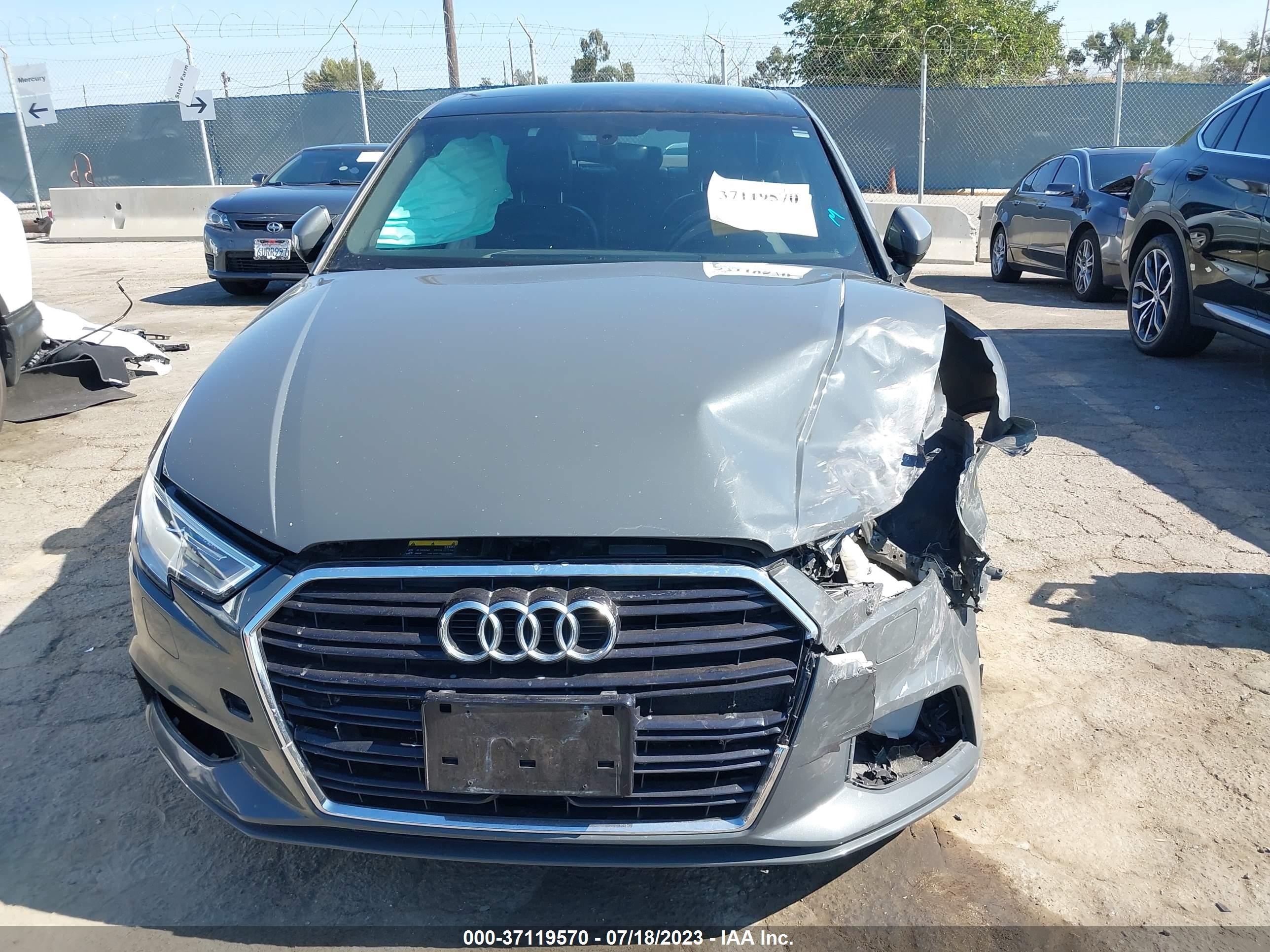 Photo 11 VIN: WAUAUGFF3J1017851 - AUDI A3 