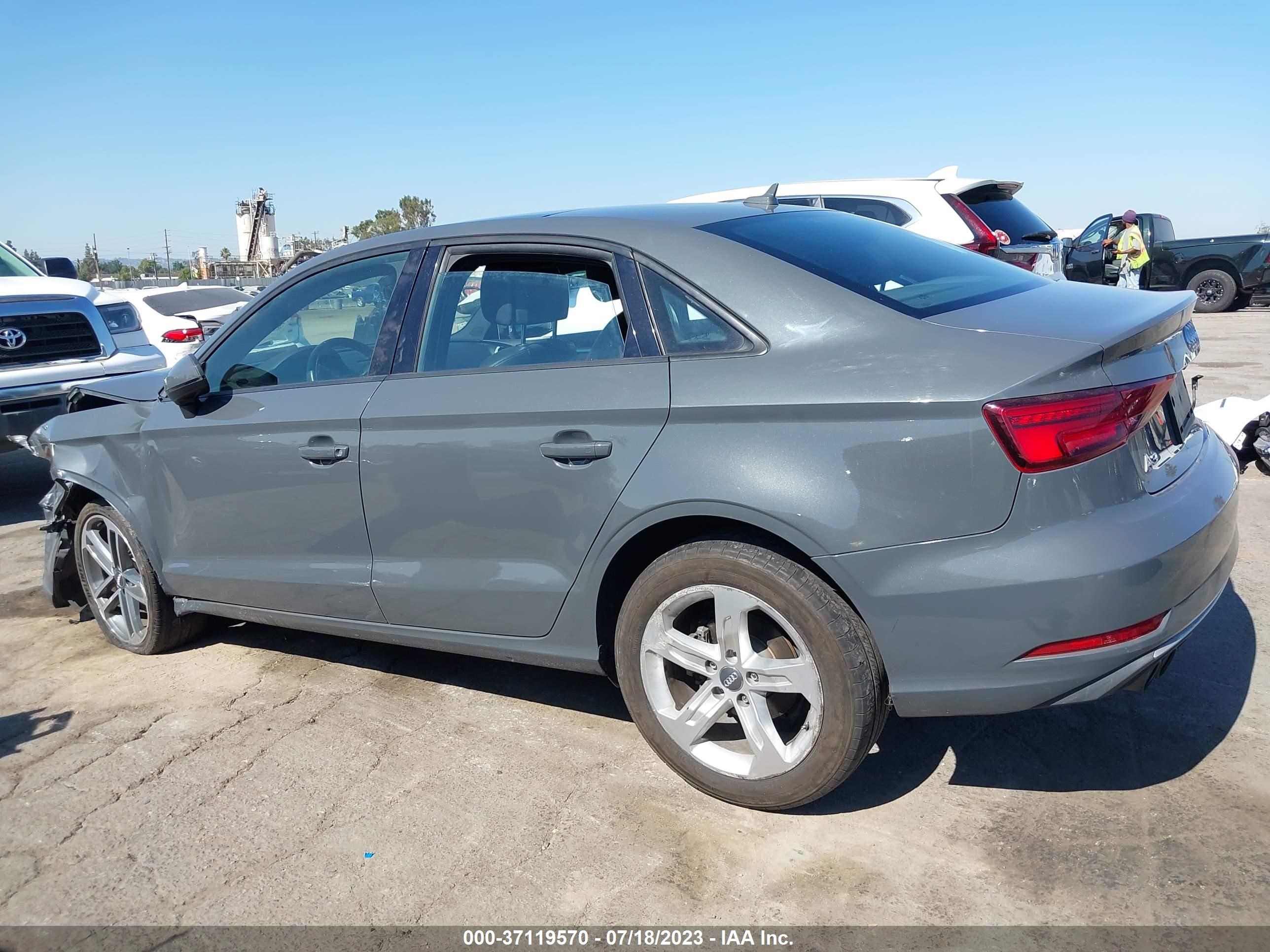 Photo 13 VIN: WAUAUGFF3J1017851 - AUDI A3 