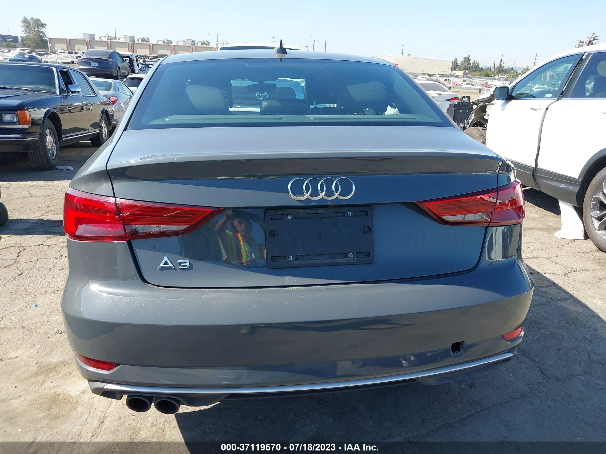 Photo 15 VIN: WAUAUGFF3J1017851 - AUDI A3 