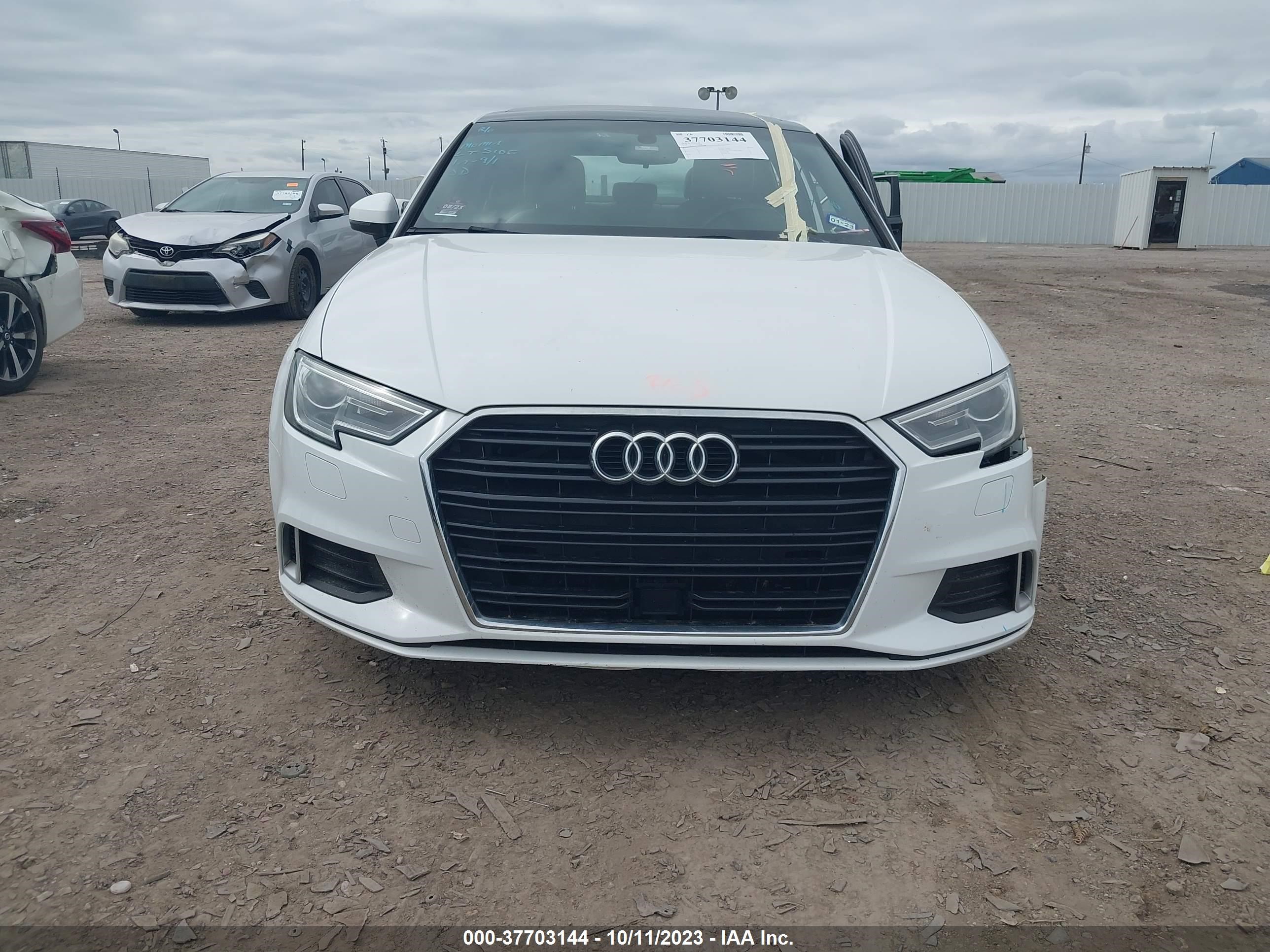 Photo 11 VIN: WAUAUGFF6J1033249 - AUDI A3 