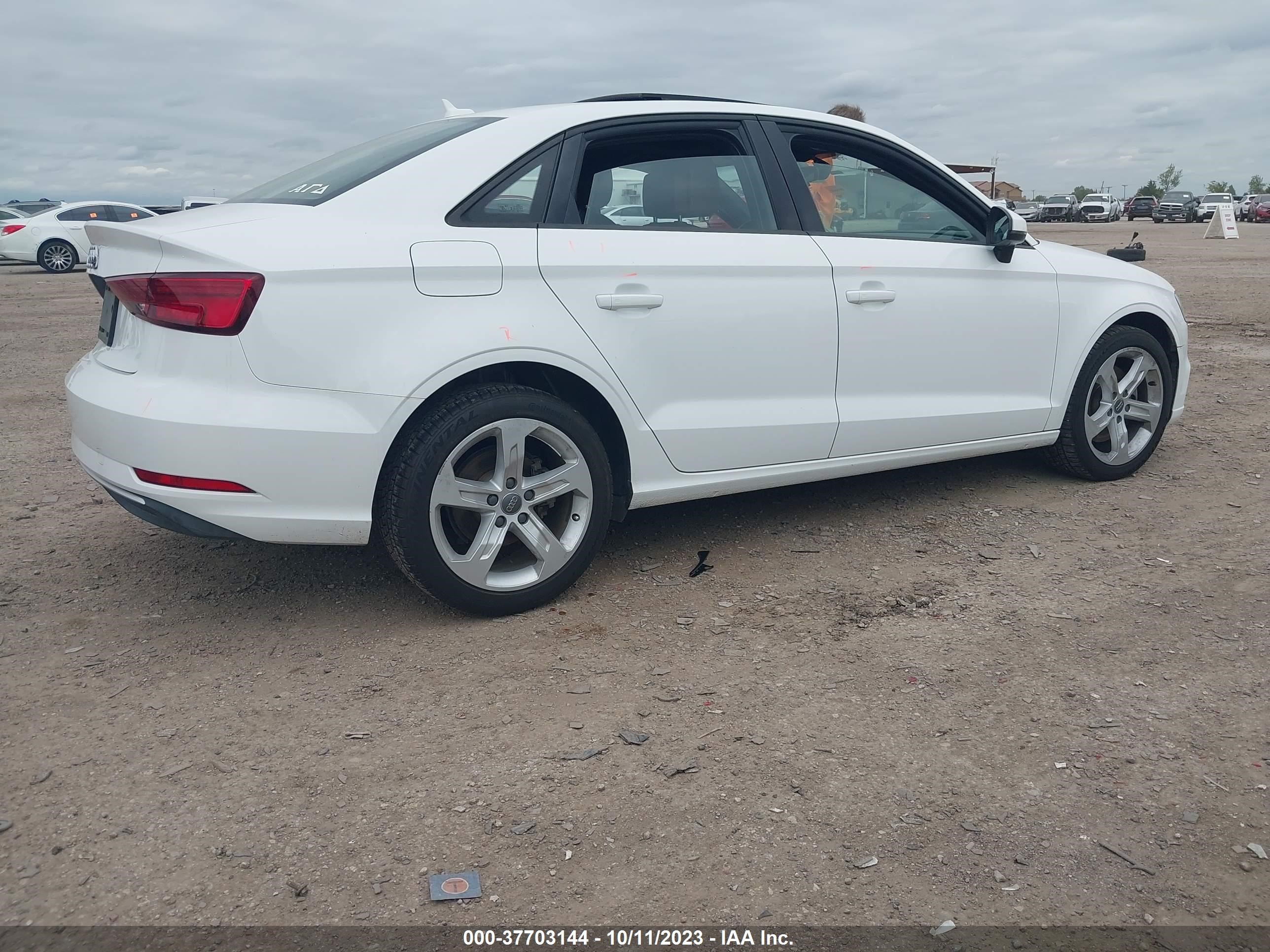 Photo 12 VIN: WAUAUGFF6J1033249 - AUDI A3 