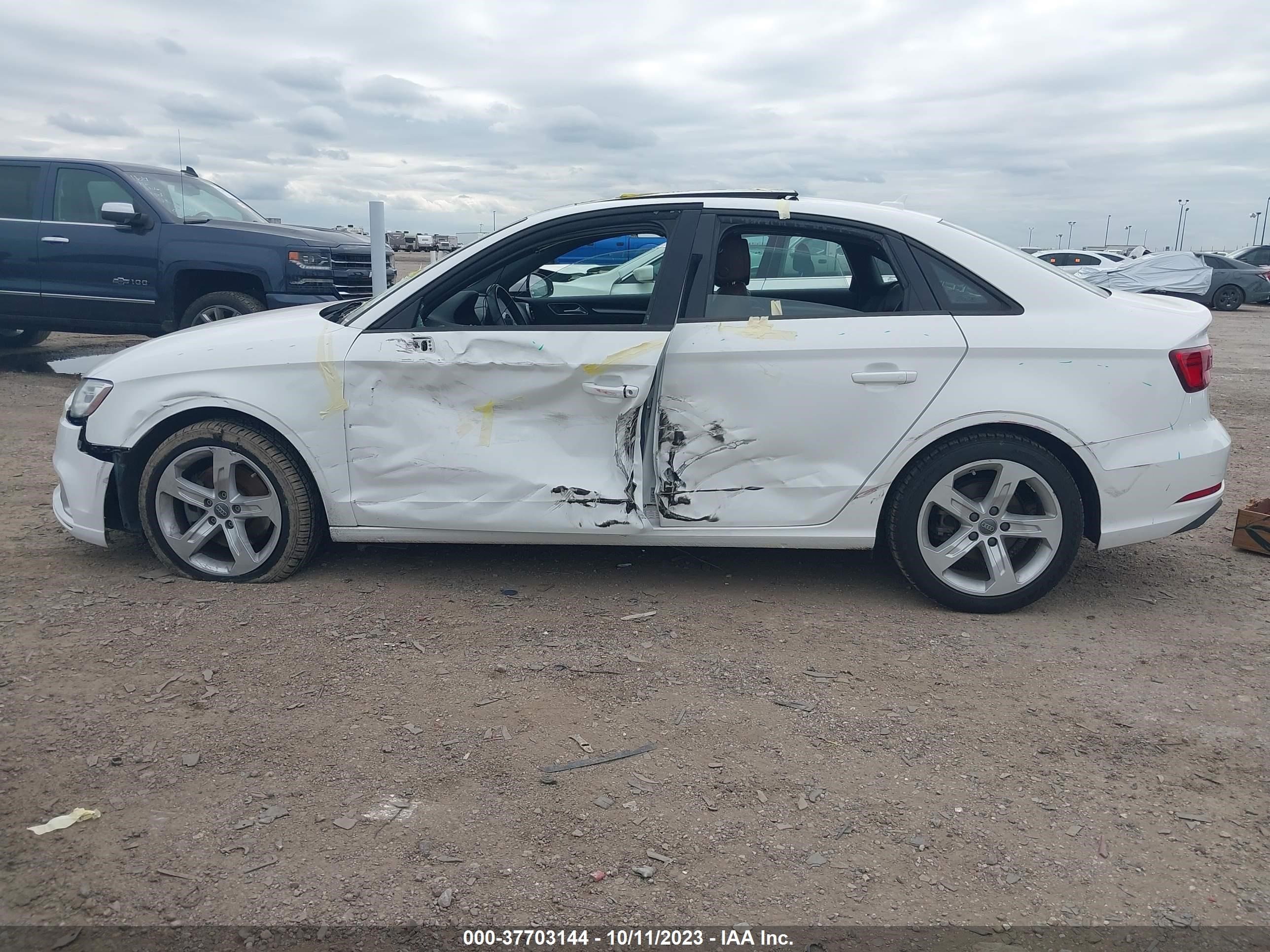 Photo 13 VIN: WAUAUGFF6J1033249 - AUDI A3 