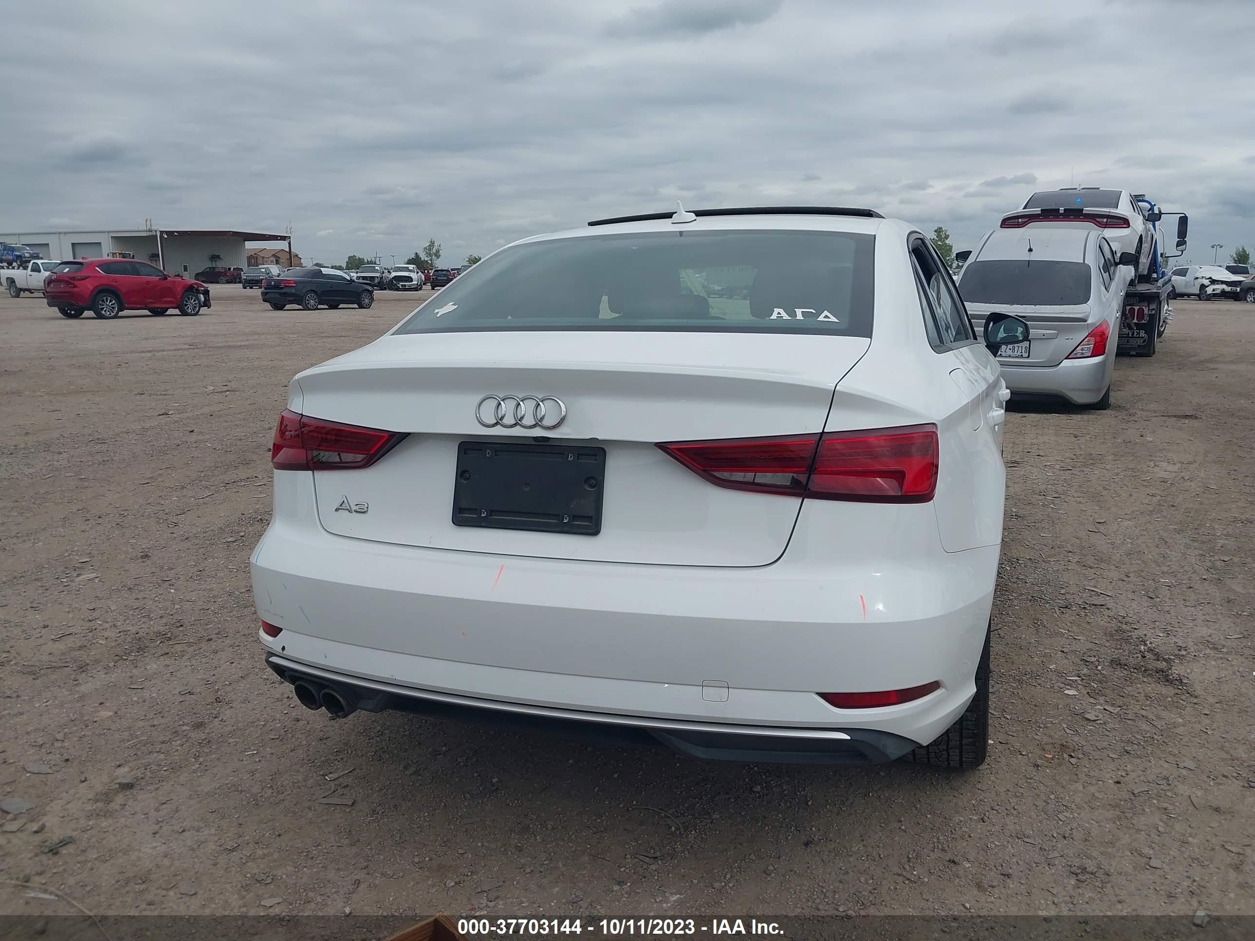 Photo 15 VIN: WAUAUGFF6J1033249 - AUDI A3 