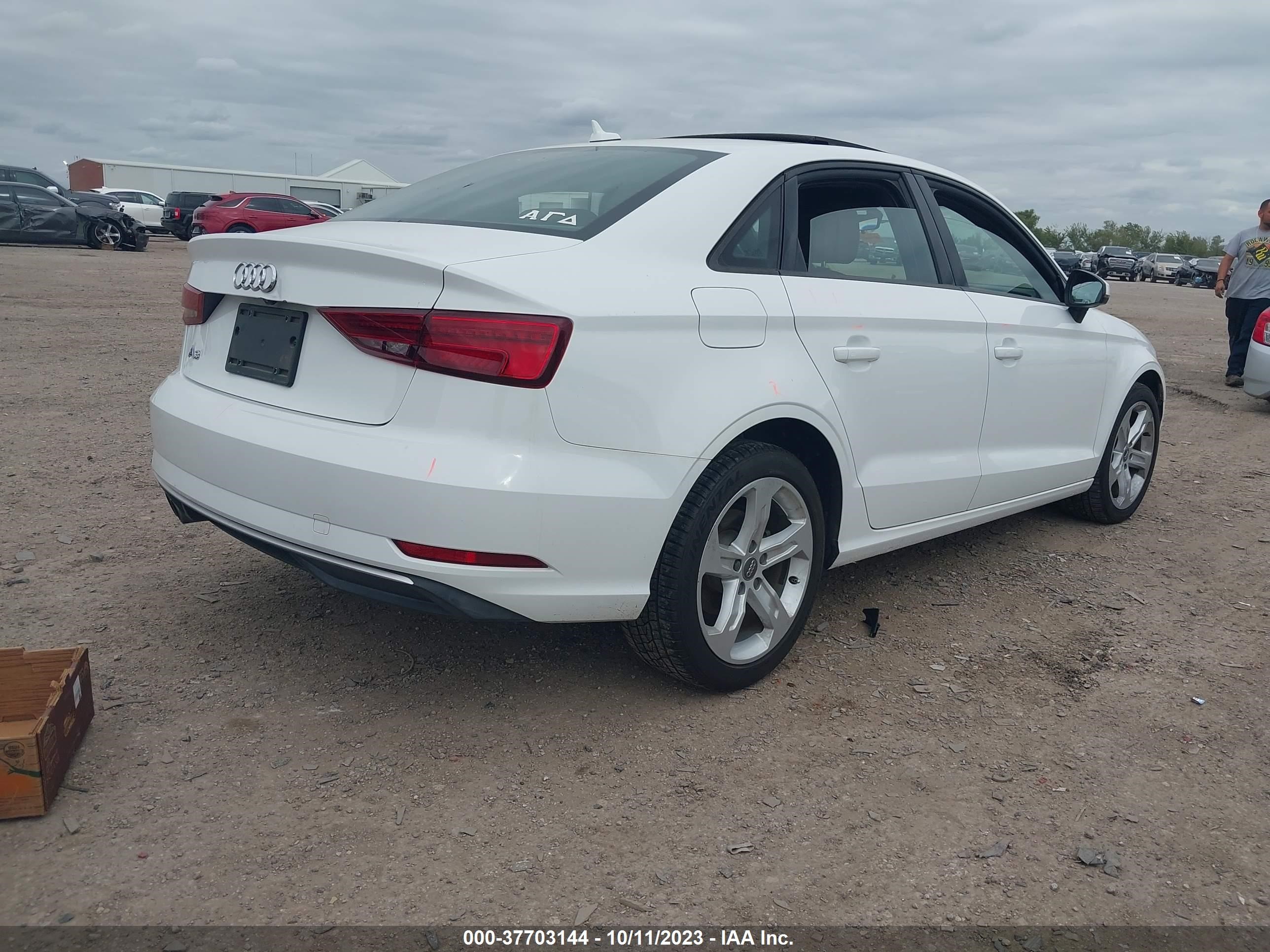 Photo 3 VIN: WAUAUGFF6J1033249 - AUDI A3 