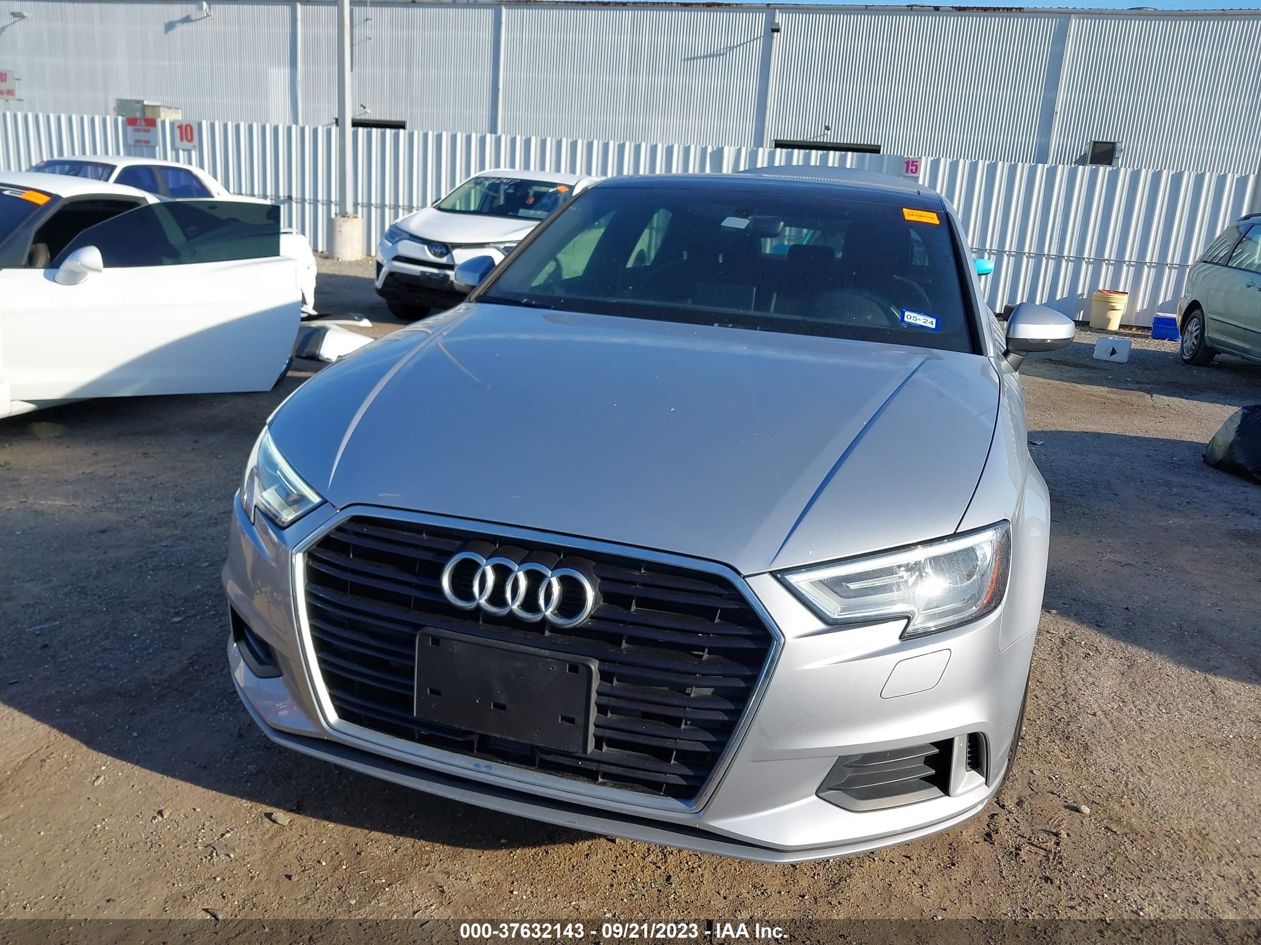 Photo 11 VIN: WAUAUGFF8KA073818 - AUDI A3 