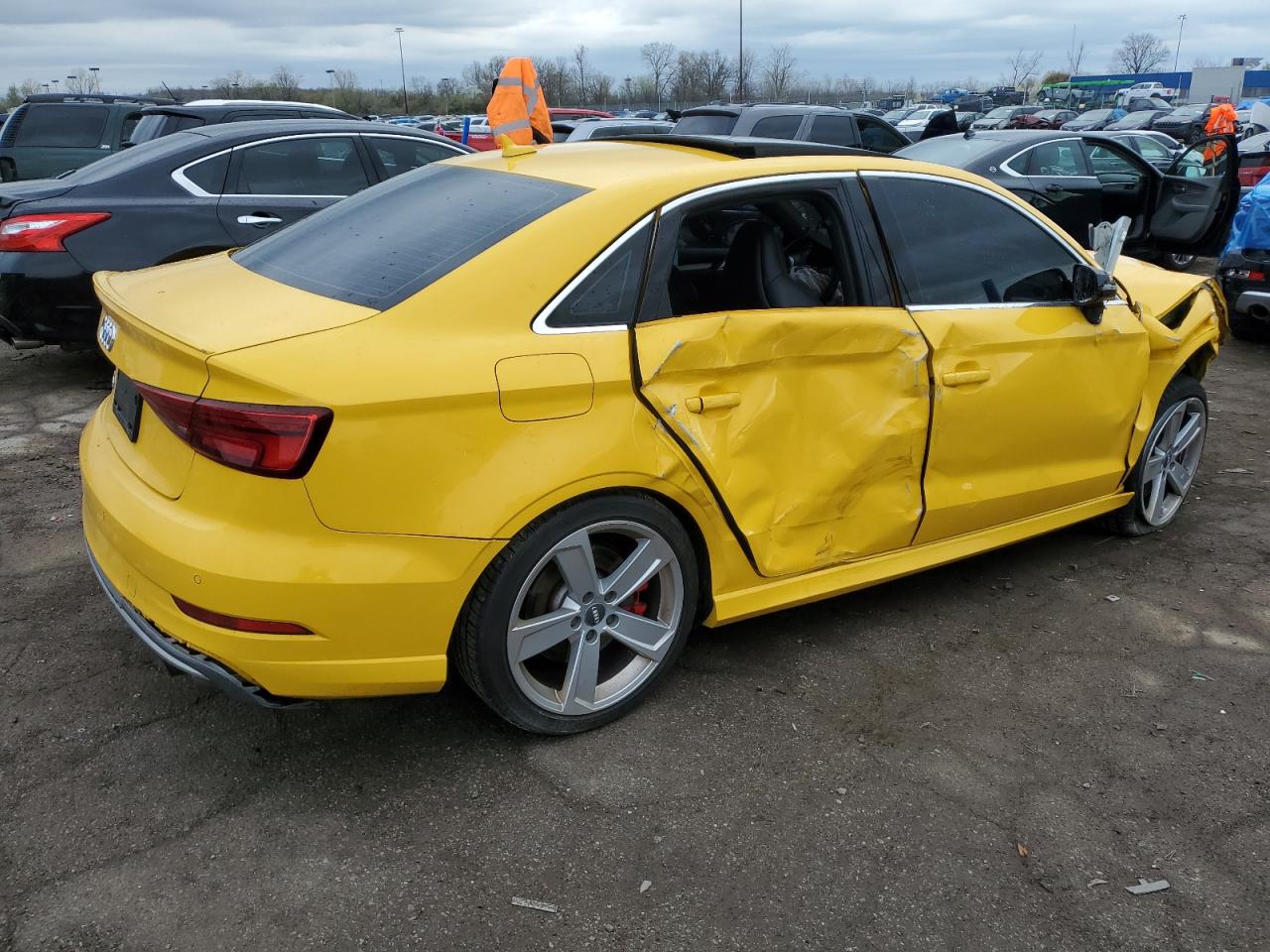 Photo 2 VIN: WAUB1GFF8J1075323 - AUDI S3 