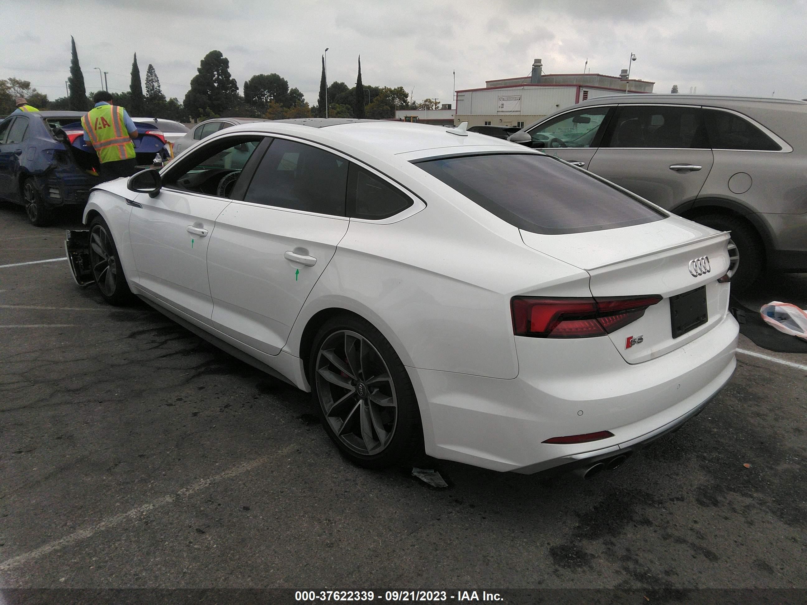 Photo 2 VIN: WAUB4CF52JA045466 - AUDI S5 