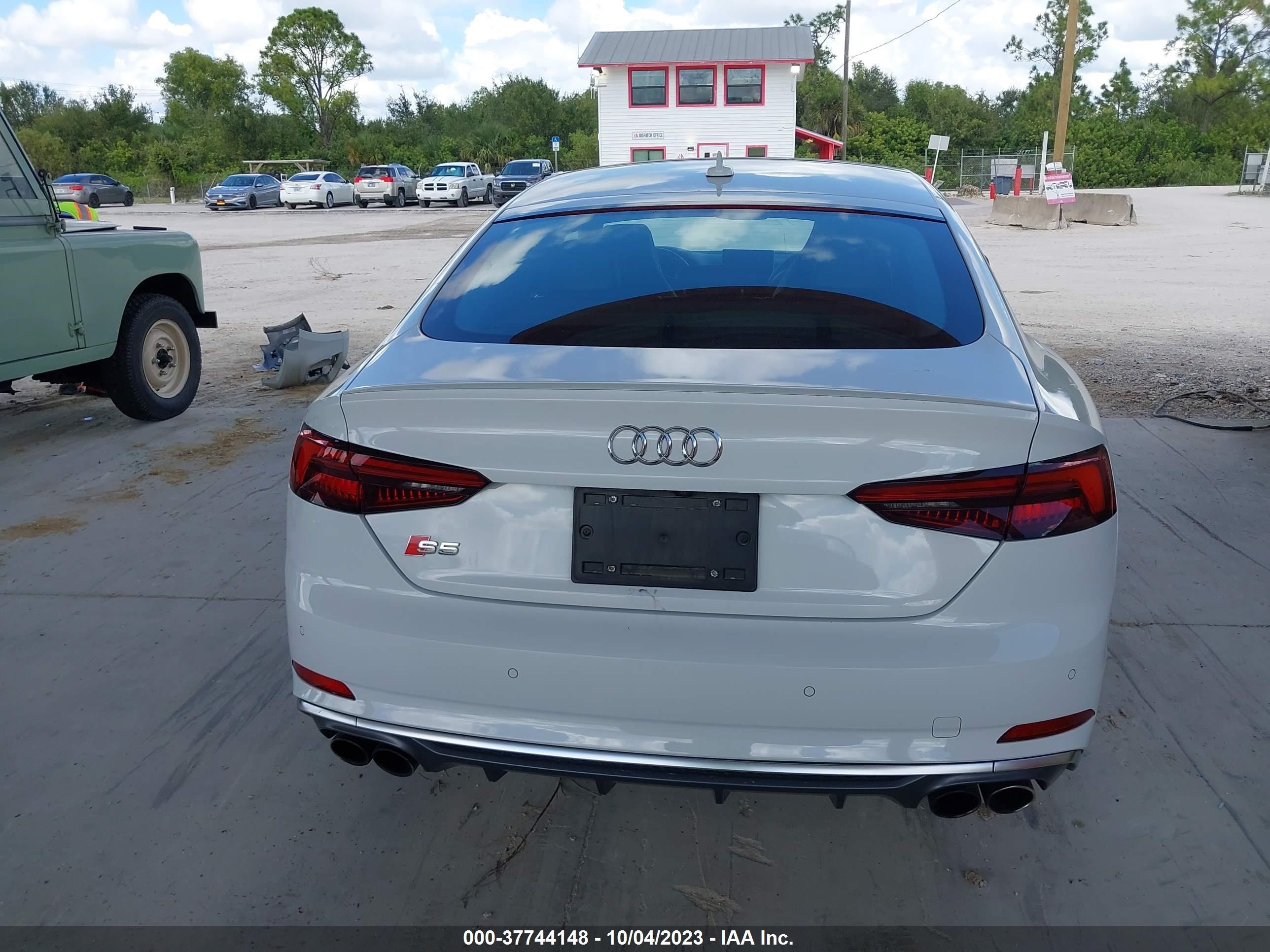 Photo 15 VIN: WAUB4CF55JA083970 - AUDI S5 