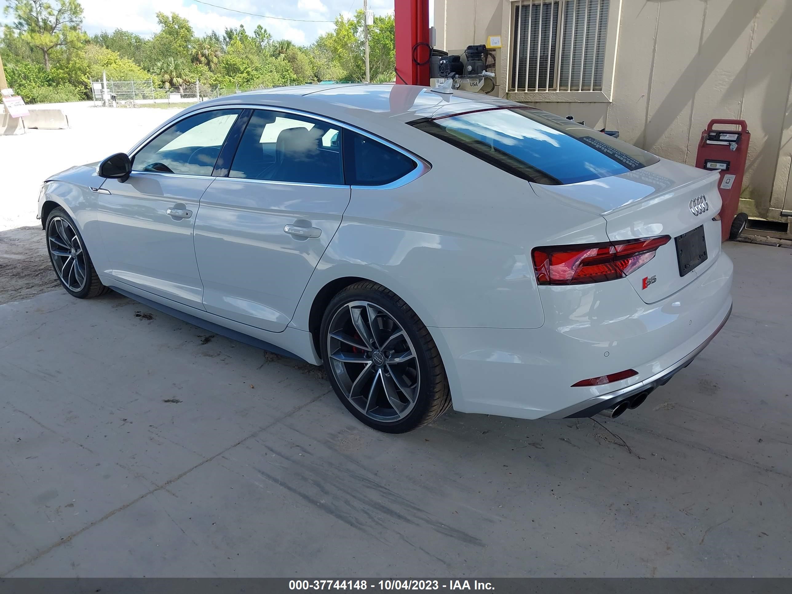 Photo 2 VIN: WAUB4CF55JA083970 - AUDI S5 