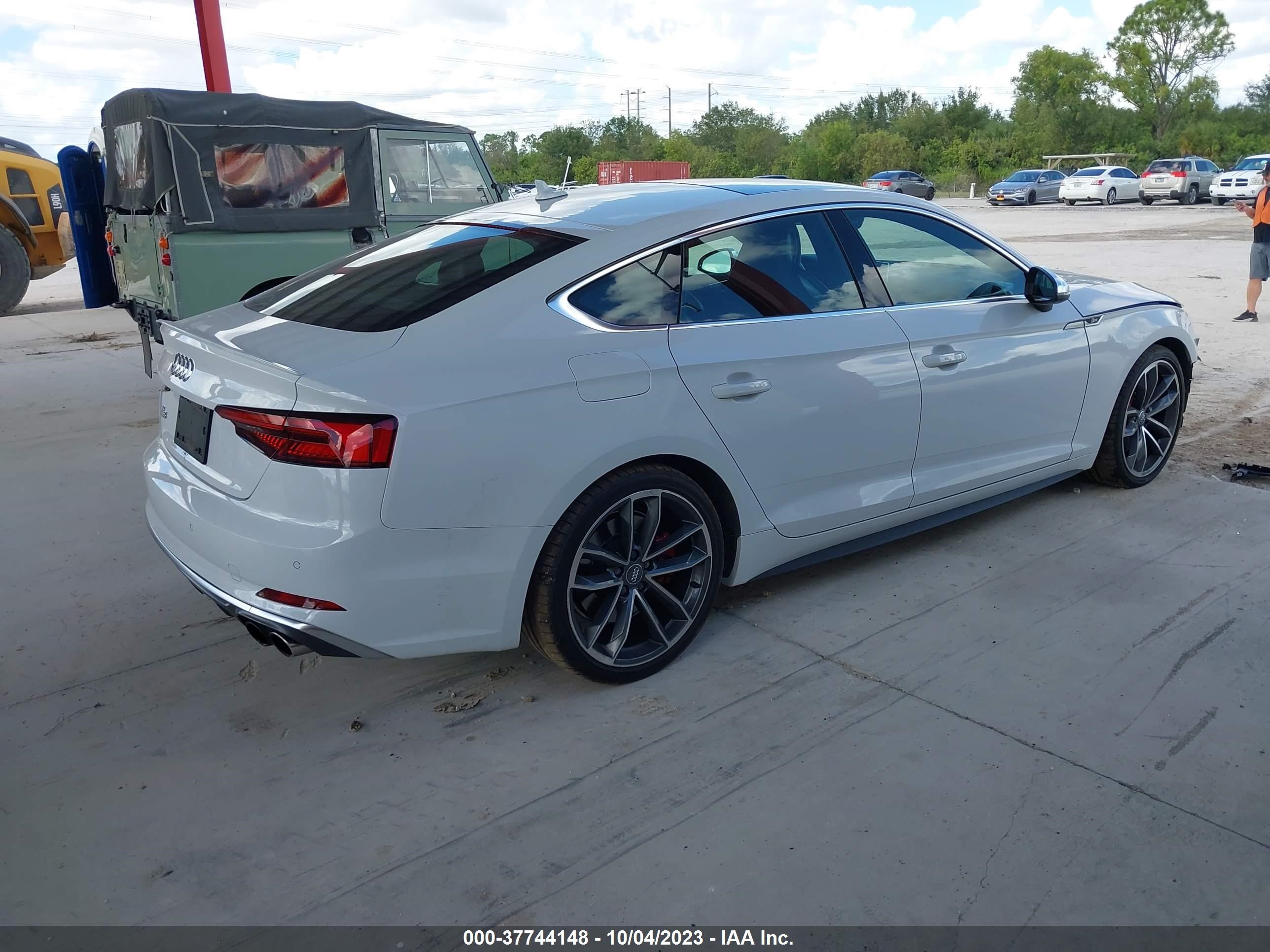 Photo 3 VIN: WAUB4CF55JA083970 - AUDI S5 