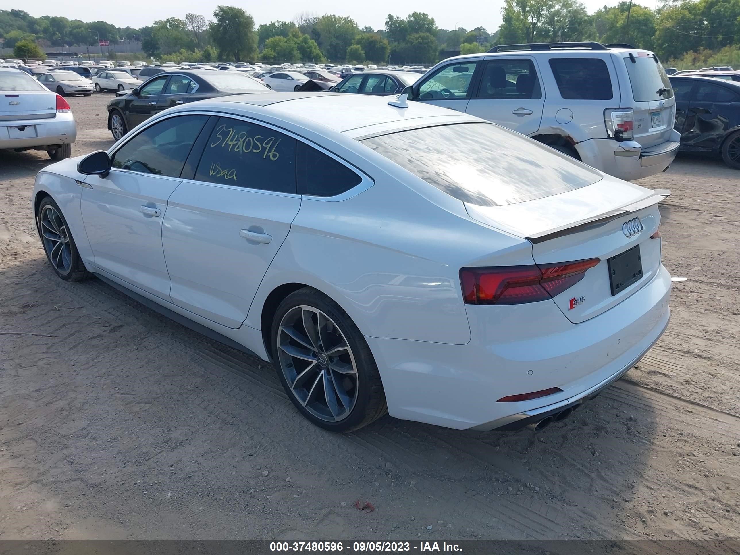 Photo 2 VIN: WAUB4CF5XJA086329 - AUDI S5 