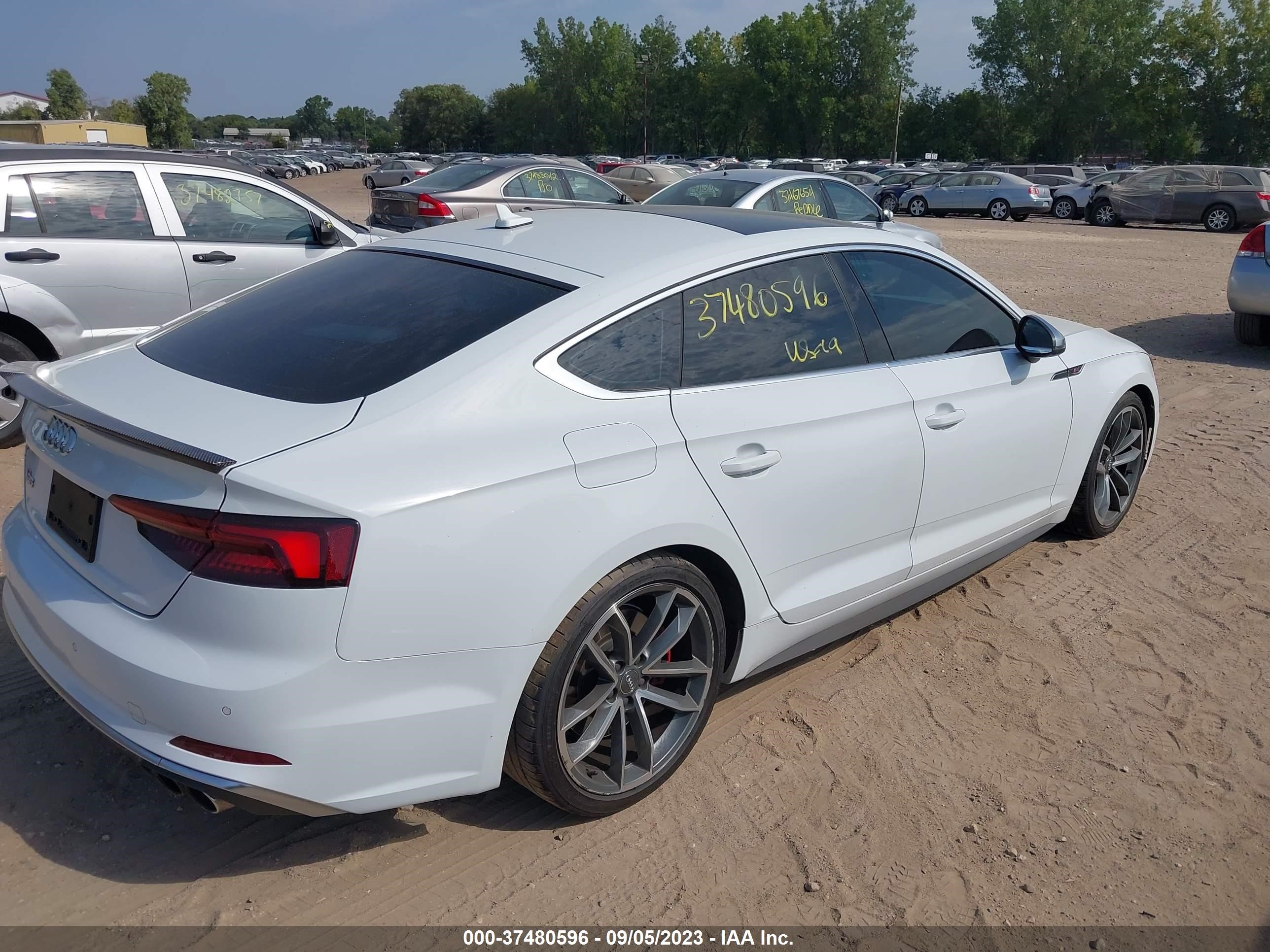 Photo 3 VIN: WAUB4CF5XJA086329 - AUDI S5 