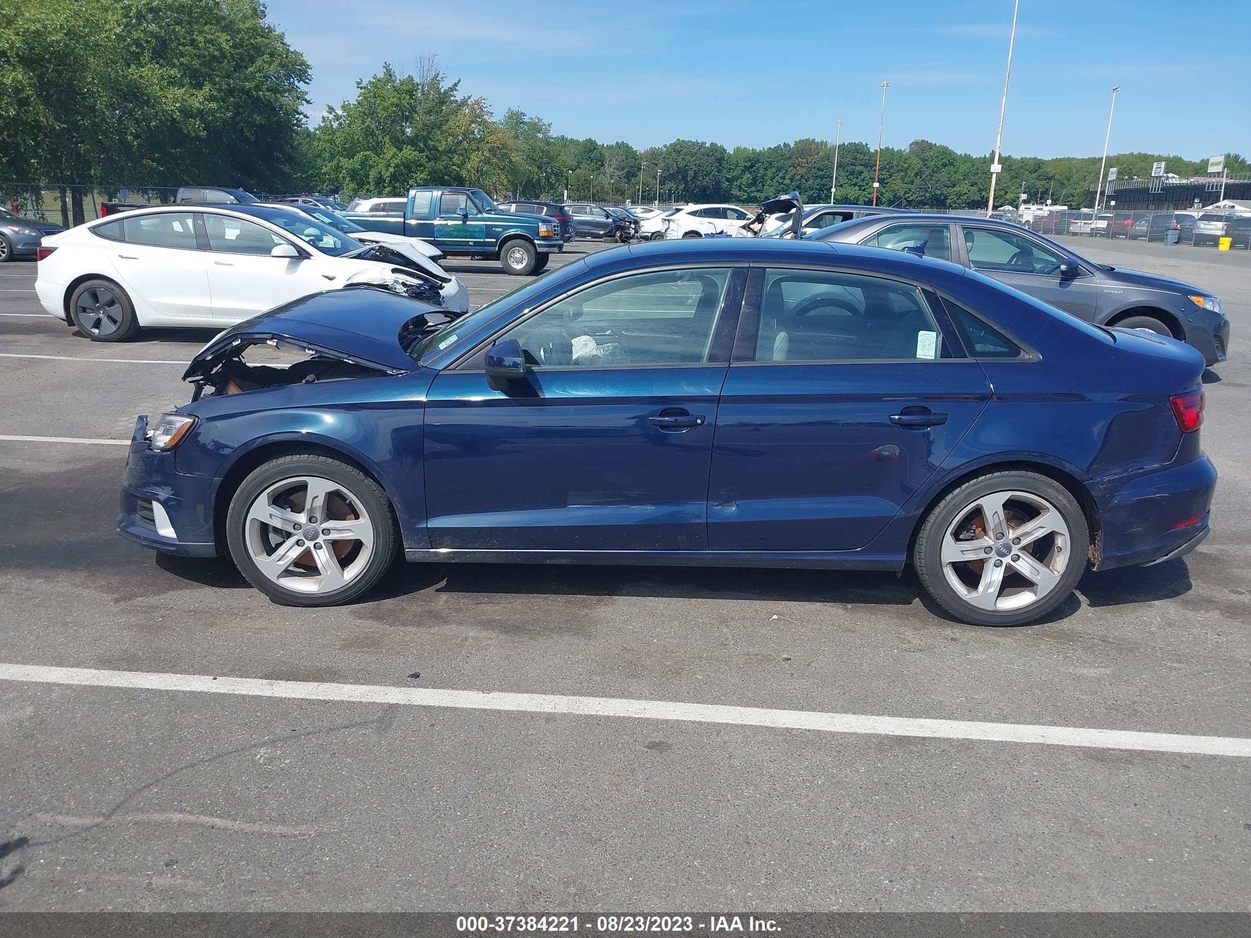 Photo 13 VIN: WAUB8GFF4J1041827 - AUDI A3 