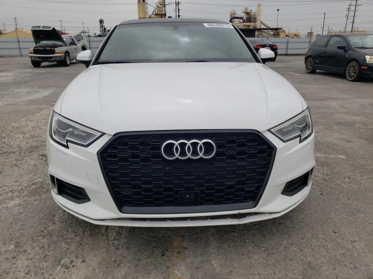 Photo 4 VIN: WAUB8GFF7J1050666 - AUDI A3 