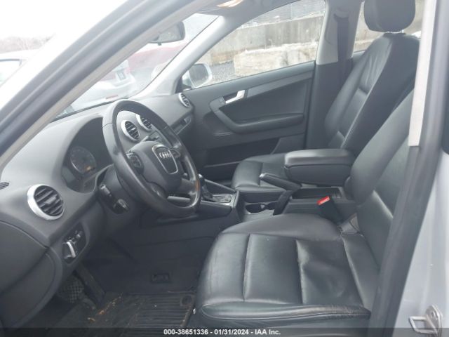 Photo 4 VIN: WAUBEAFM8CA082663 - AUDI A3 