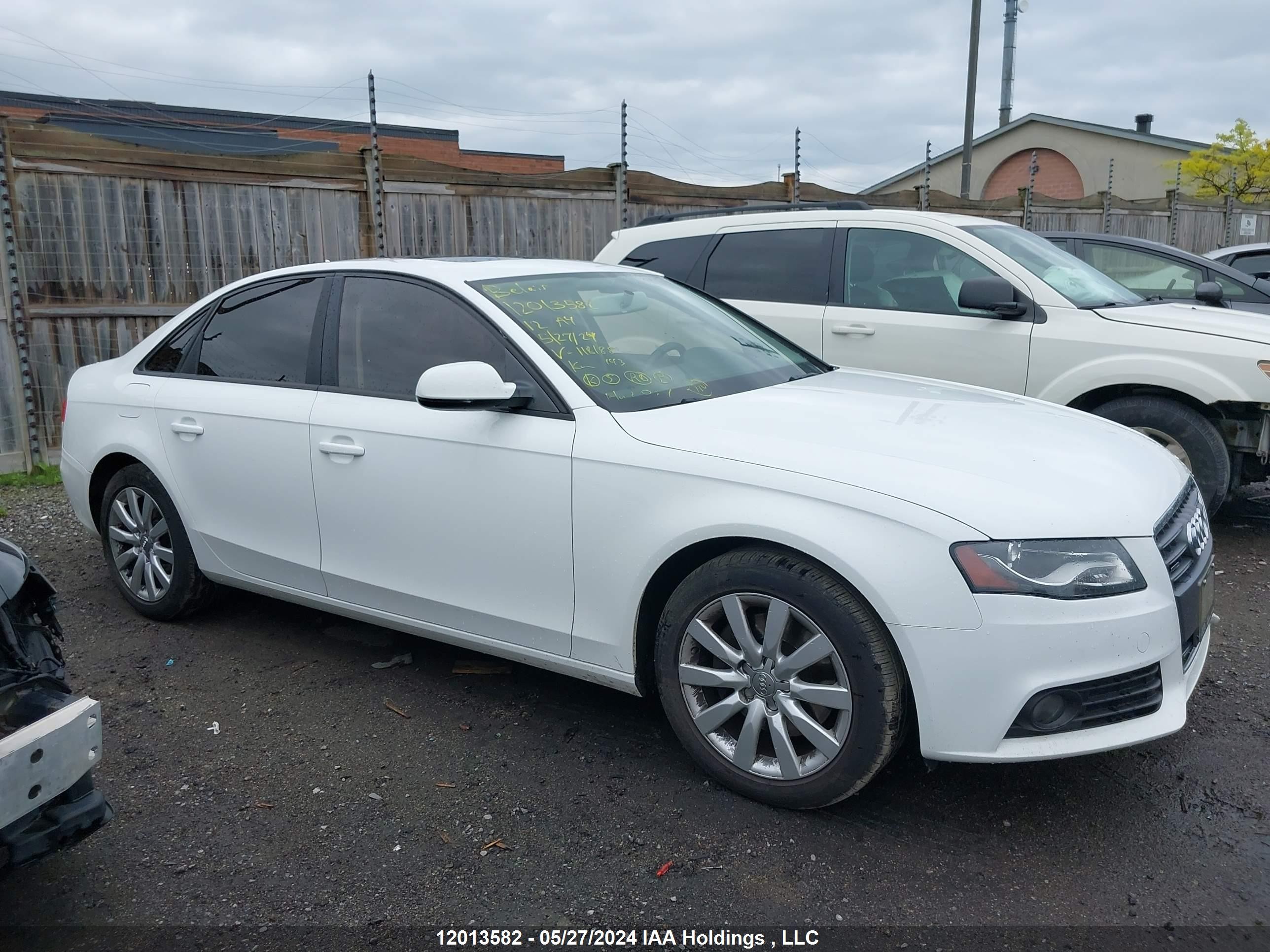 Photo 12 VIN: WAUBFCFLXCA118188 - AUDI A4 