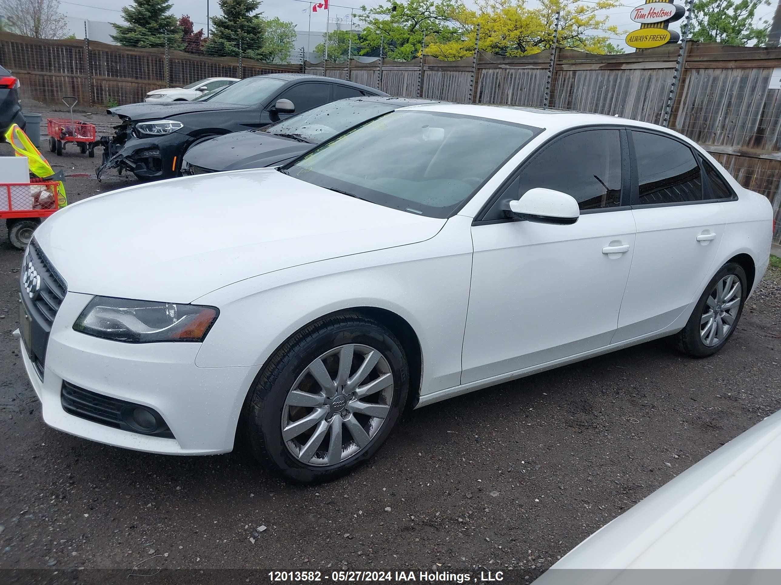 Photo 13 VIN: WAUBFCFLXCA118188 - AUDI A4 