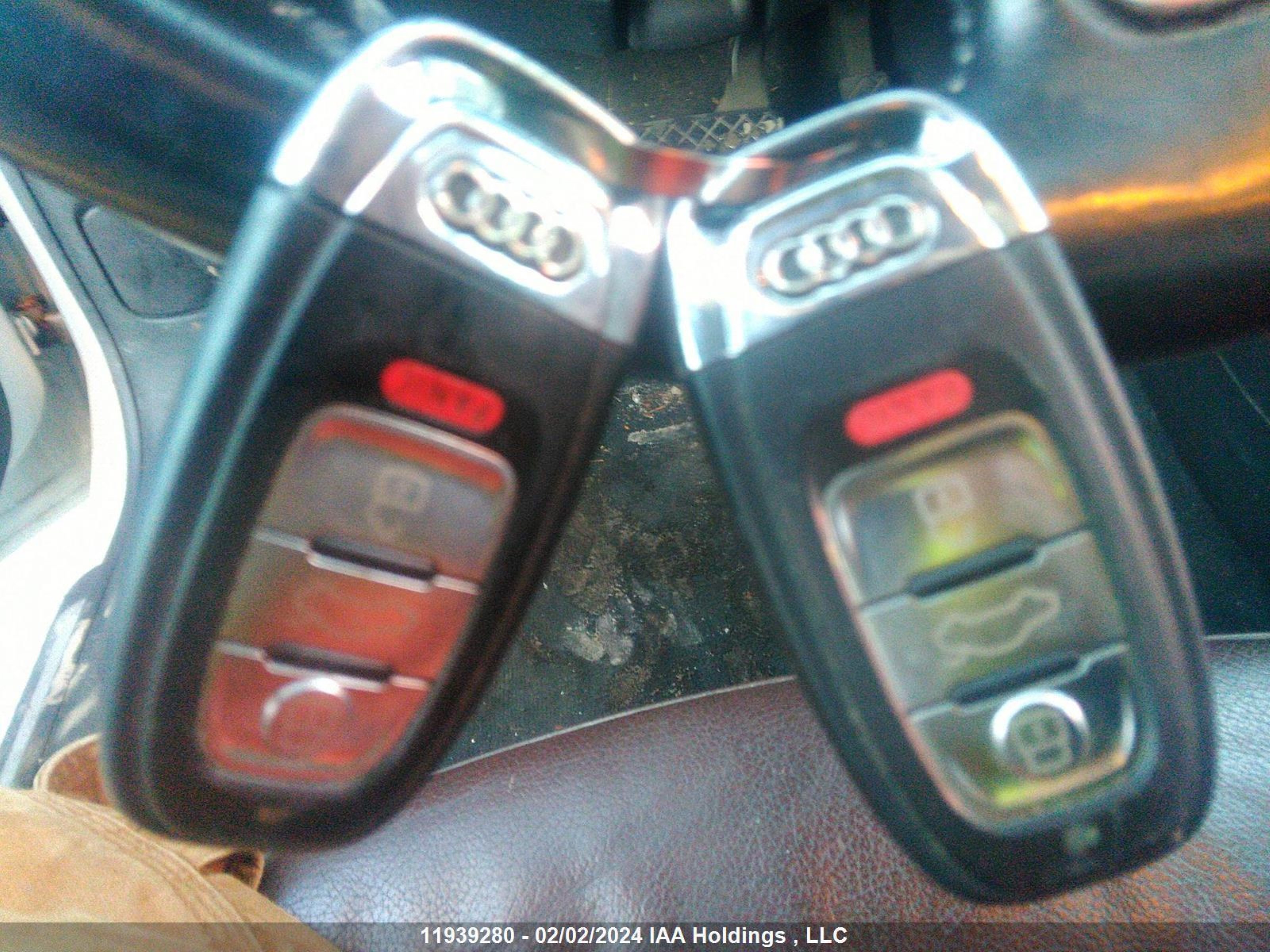 Photo 10 VIN: WAUBFCFLXDN042904 - AUDI A4 