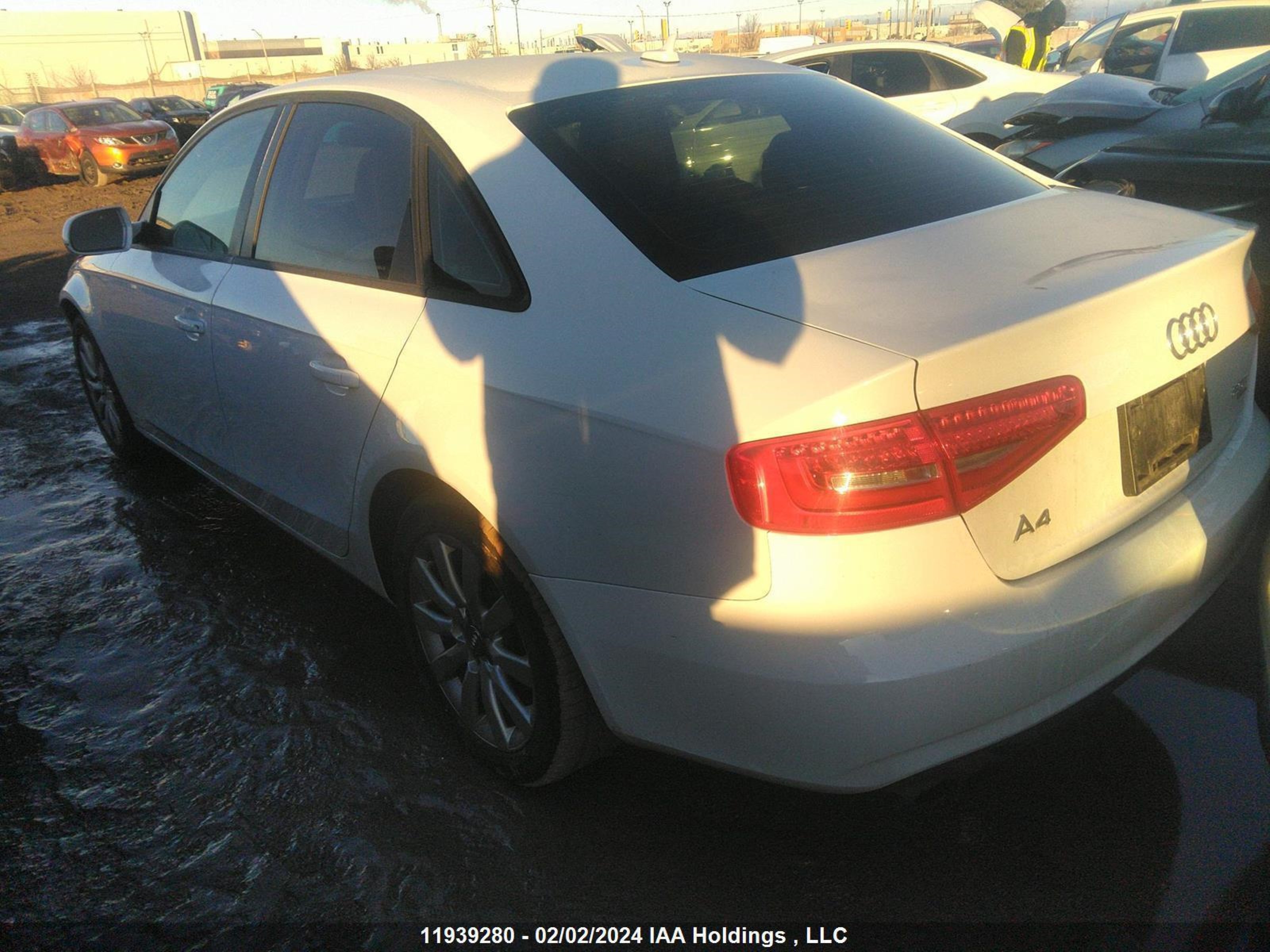 Photo 2 VIN: WAUBFCFLXDN042904 - AUDI A4 