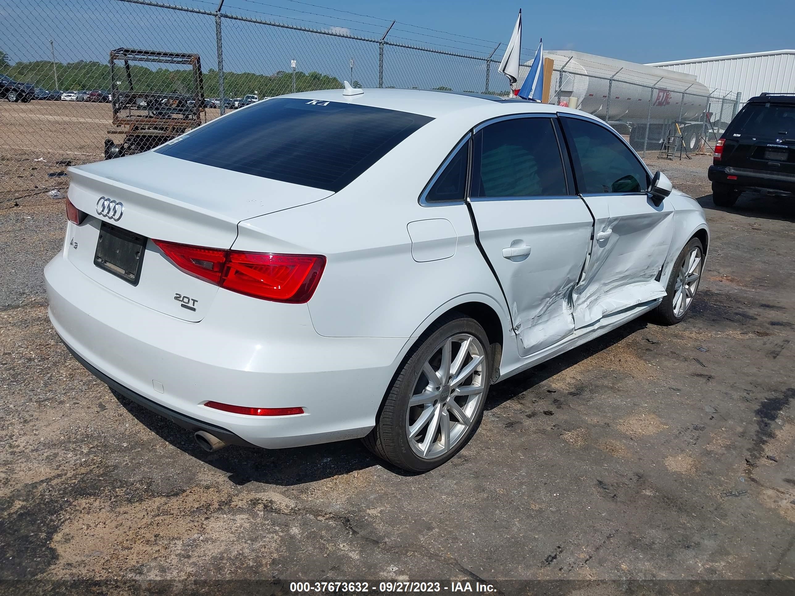 Photo 3 VIN: WAUBFGFF2F1043332 - AUDI S3 