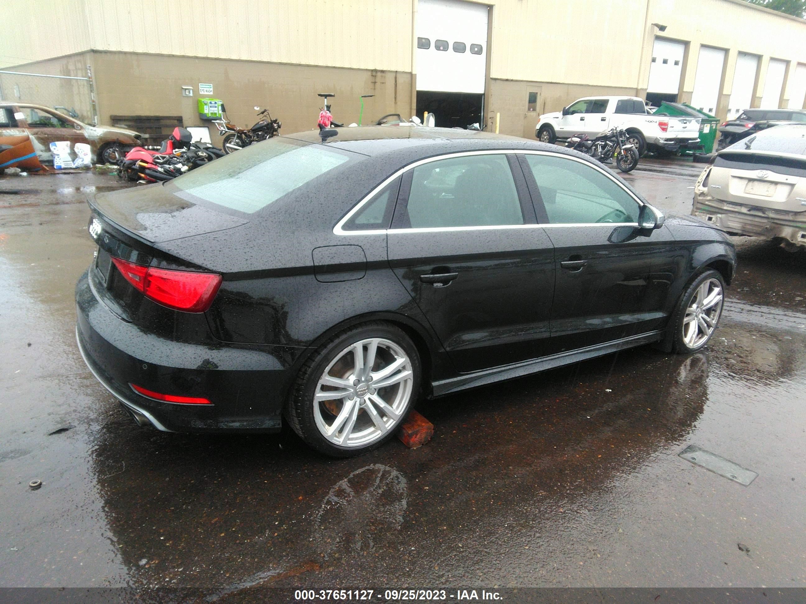 Photo 3 VIN: WAUBFGFF3F1130155 - AUDI S3 