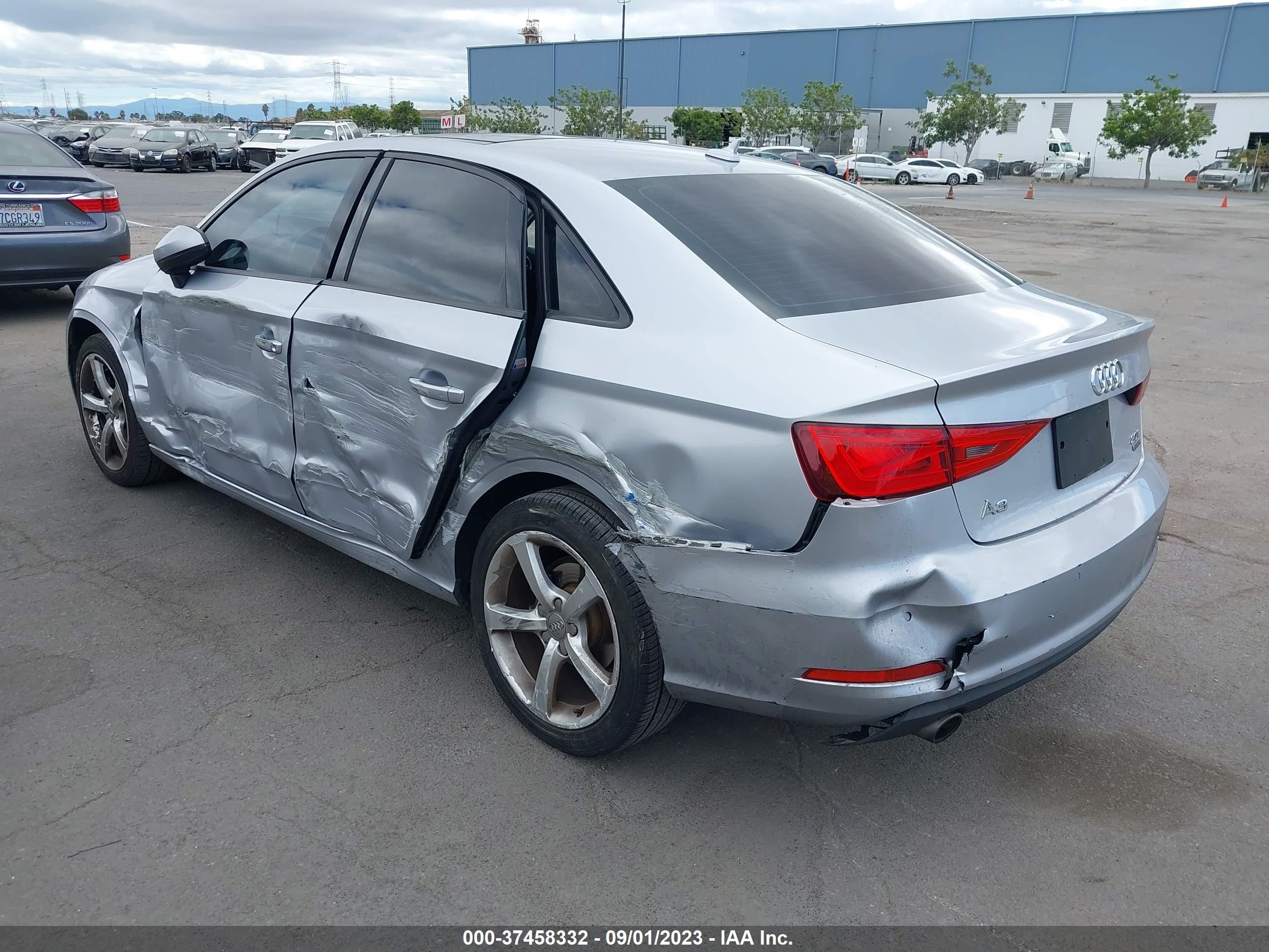 Photo 2 VIN: WAUBFGFF8F1115070 - AUDI S3 