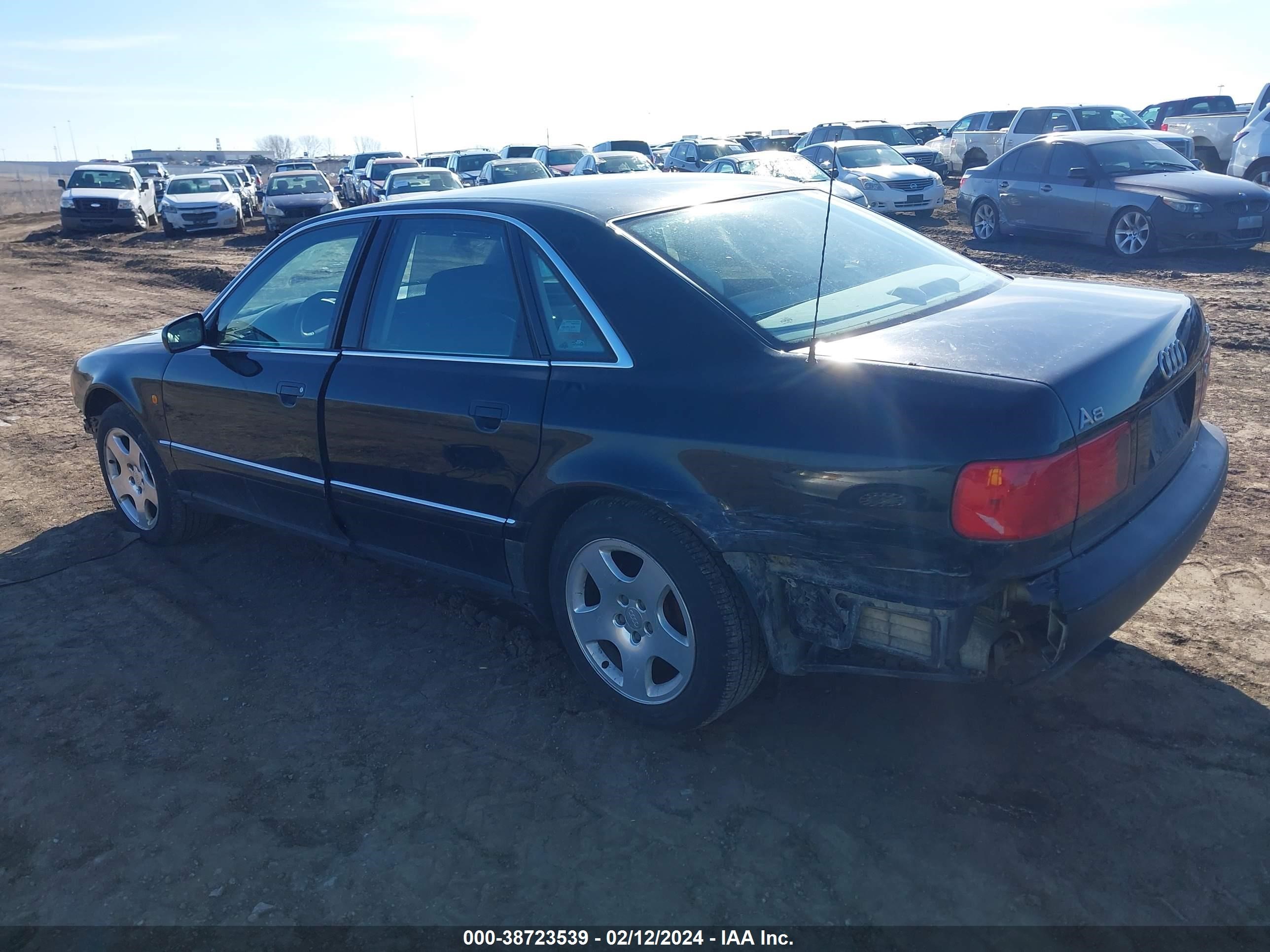 Photo 2 VIN: WAUBG34D0XN002103 - AUDI A8 