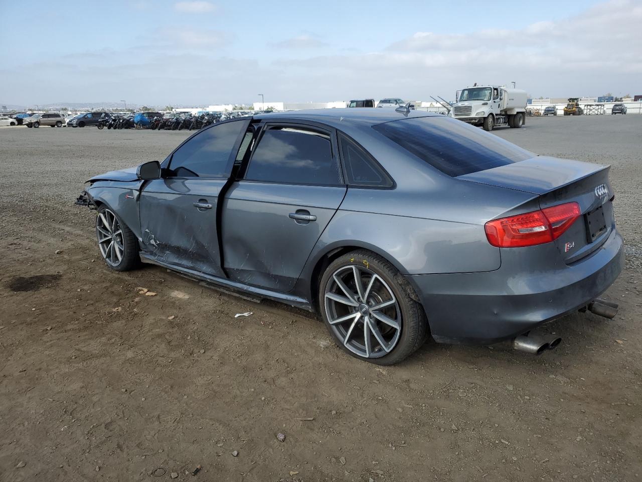 Photo 1 VIN: WAUBGAFL3FA118636 - AUDI RS4 