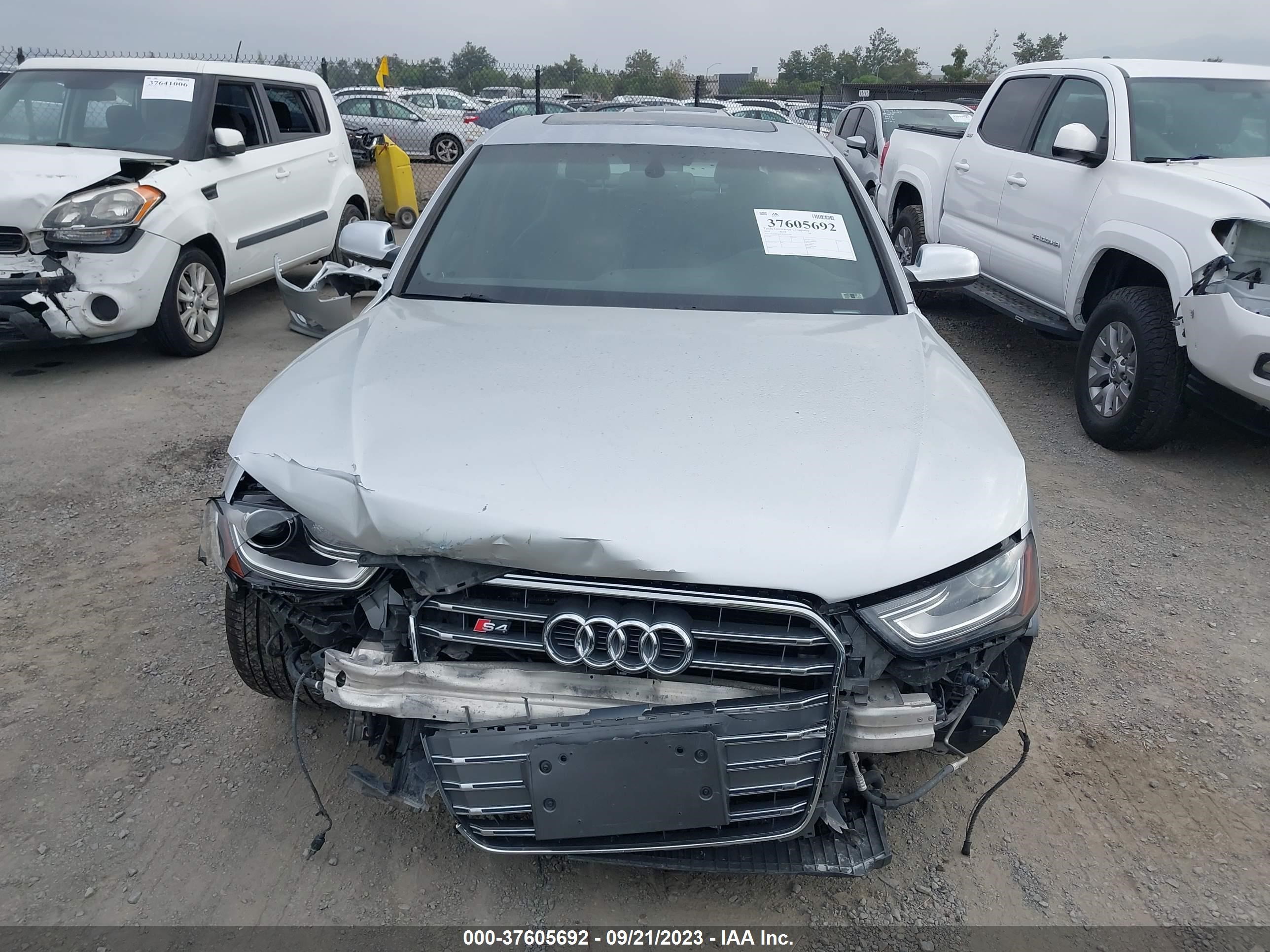 Photo 12 VIN: WAUBGBFL7GA011709 - AUDI S4 