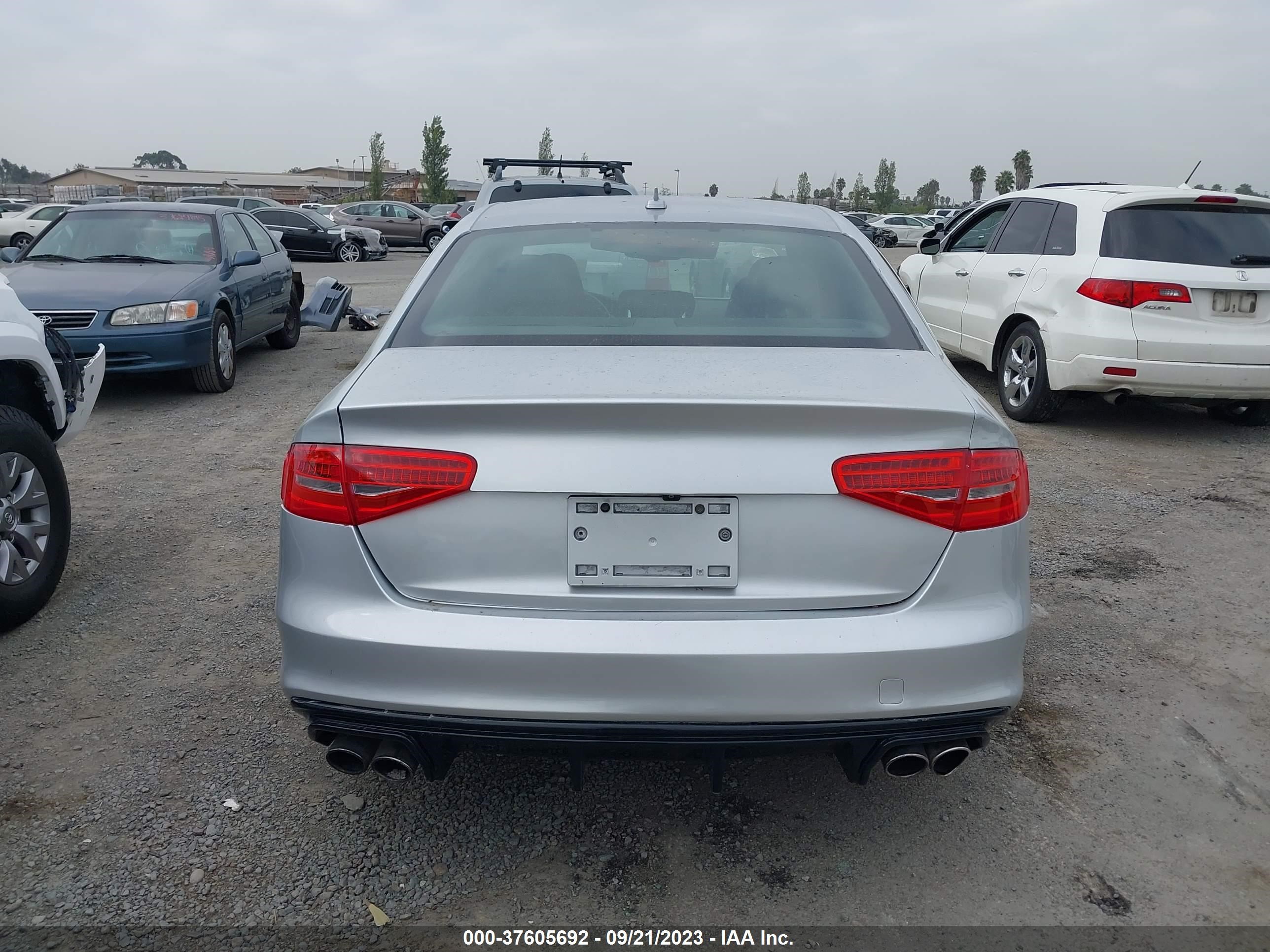 Photo 16 VIN: WAUBGBFL7GA011709 - AUDI S4 