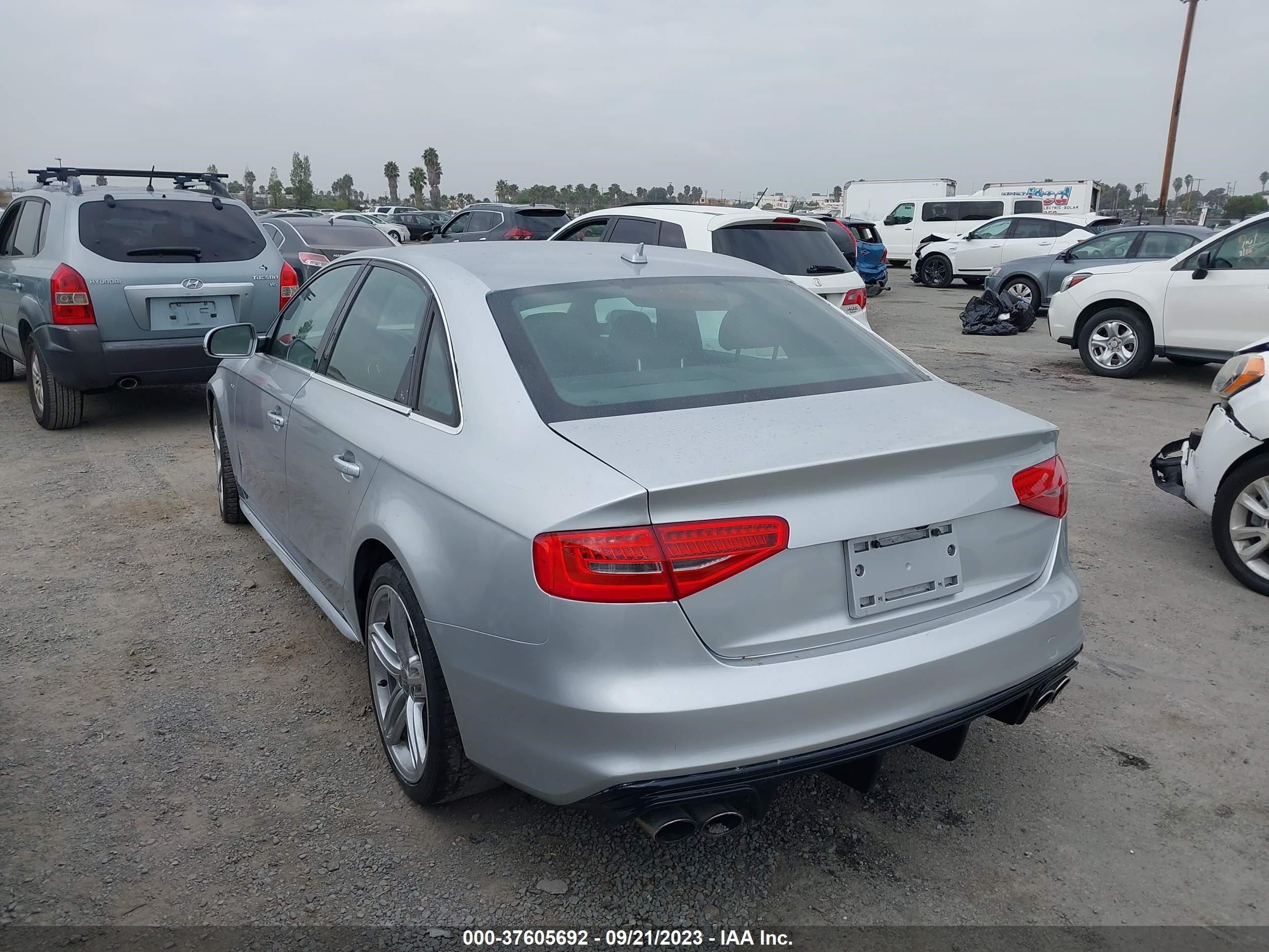 Photo 2 VIN: WAUBGBFL7GA011709 - AUDI S4 